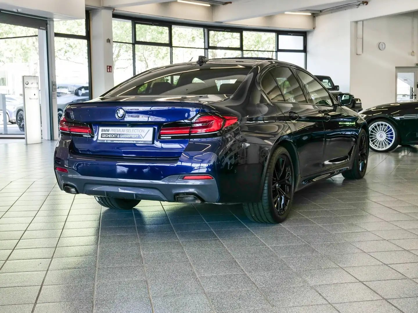 BMW 520 i M-Sport Aut Nav HuD Laser Glasd Drive+Park Modrá - 2