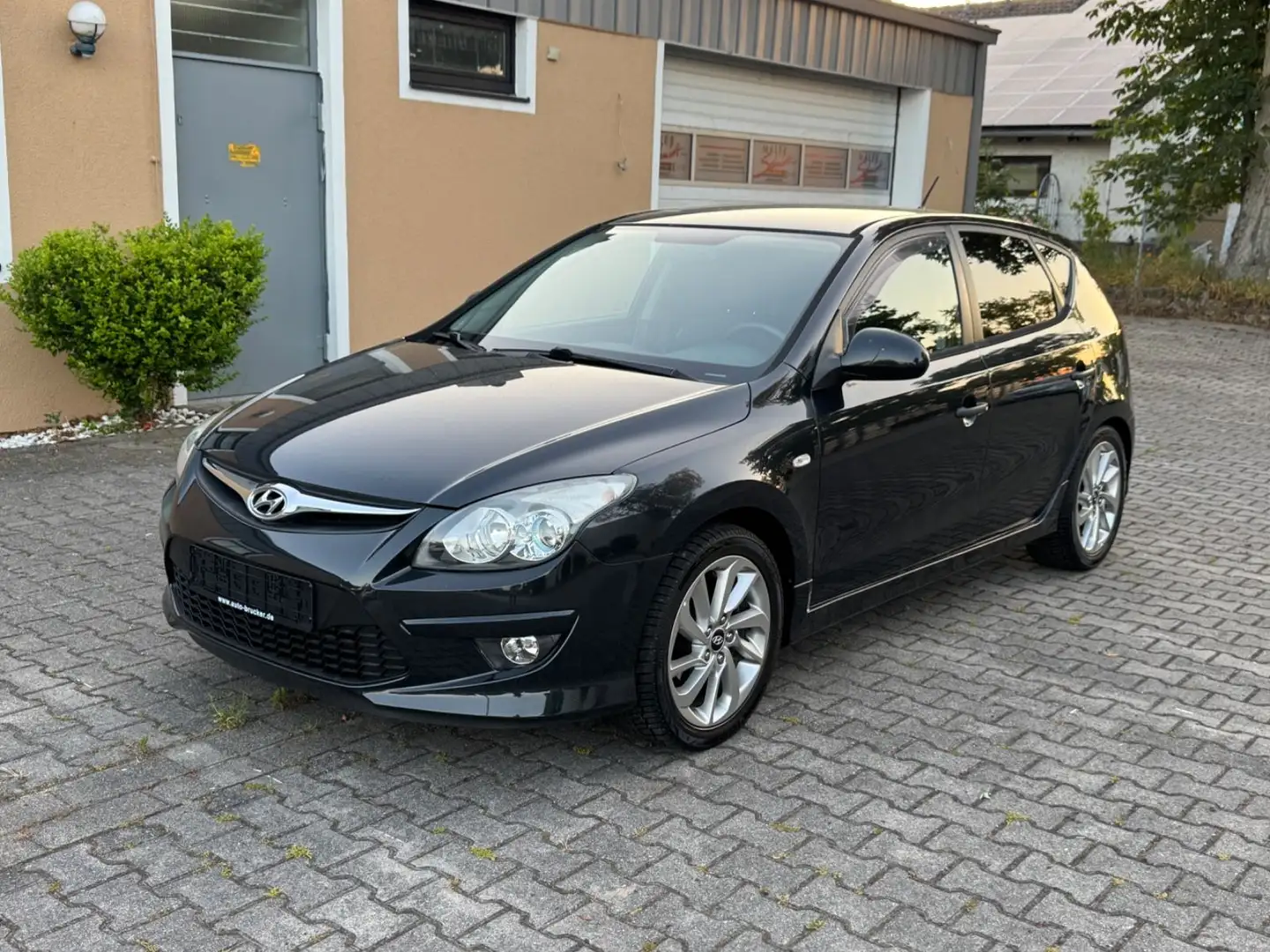 Hyundai i30 1.4 Edition Plus KLIMA AHK 93TKM Schwarz - 1