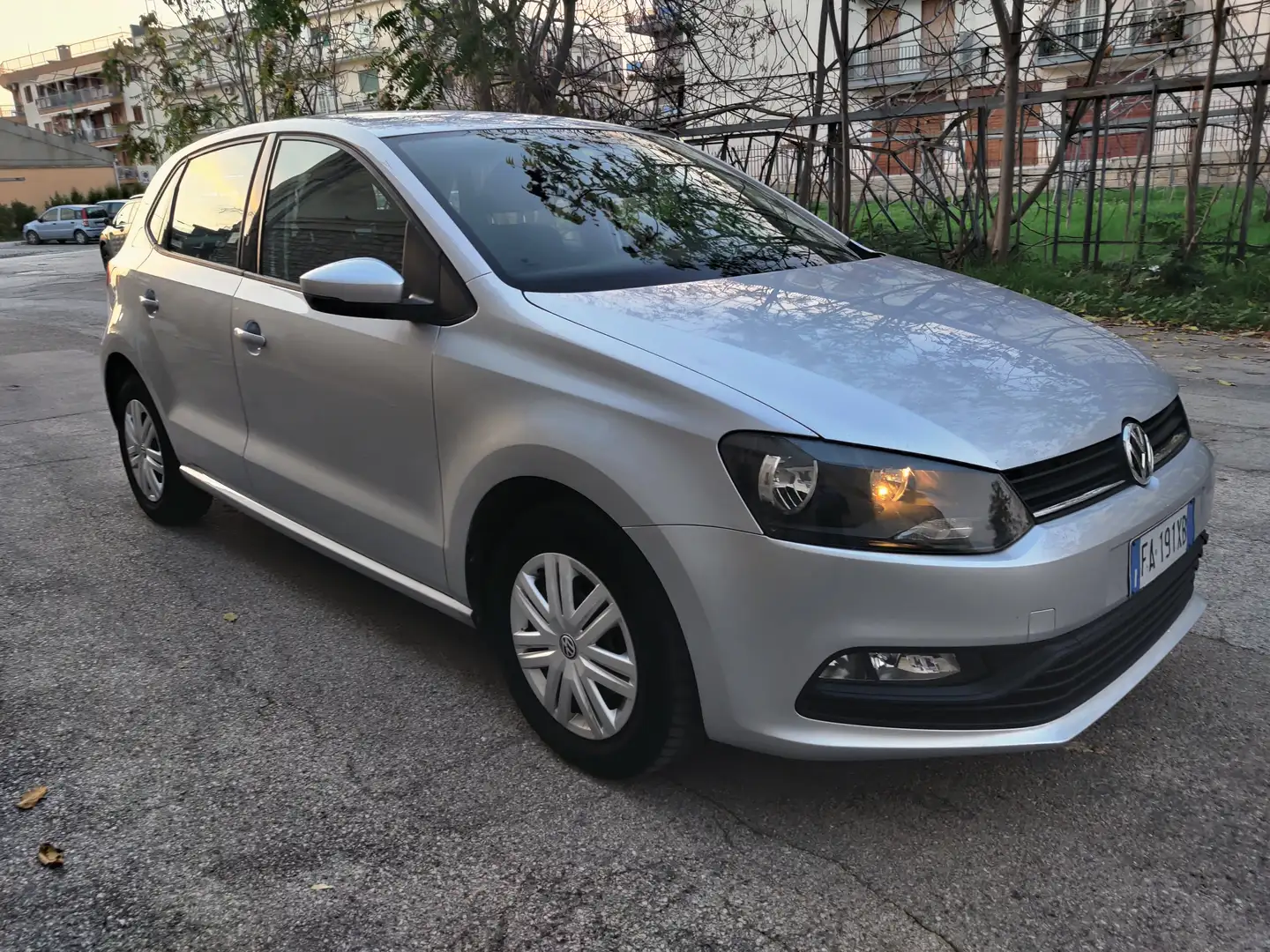 Volkswagen Polo Polo 5p 1.4 tdi Trendline 75cv Plateado - 2