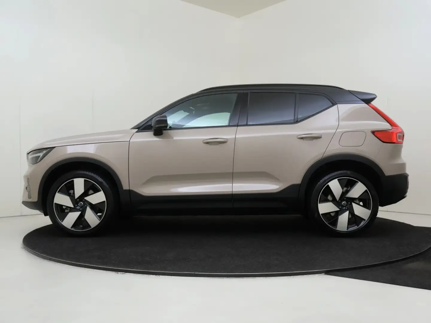 Volvo EX40 Extended Plus 82 kWh | 20 inch | Stoel-/Stuurverw. Beige - 2