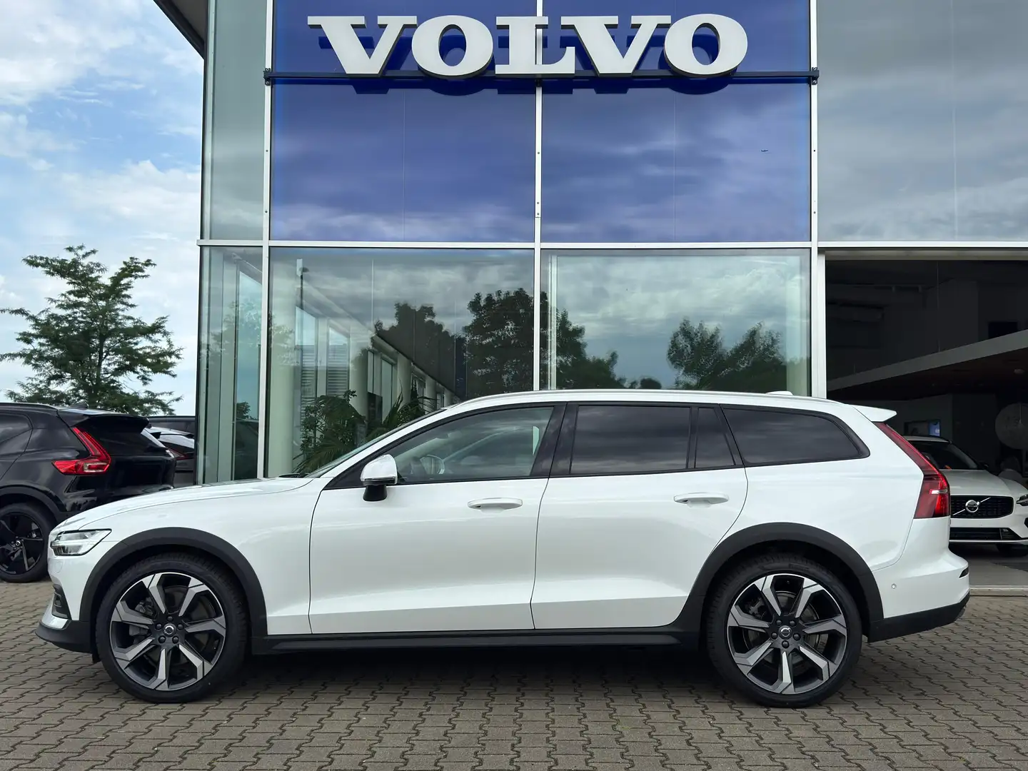 Volvo V60 Cross Country B5 Ultimate Bright AWD Weiß - 2