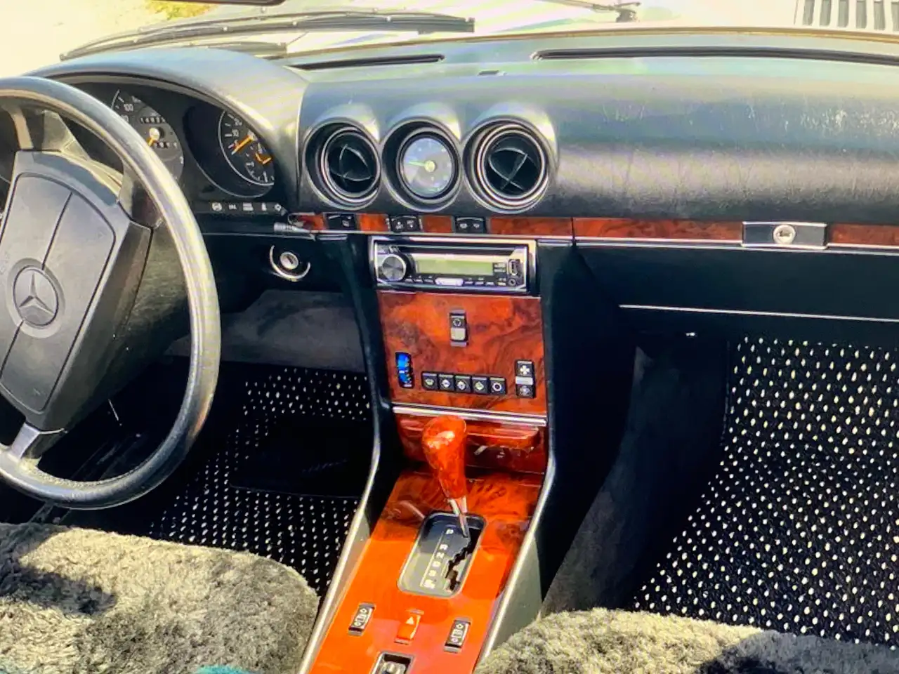Mercedes-Benz 560 снимка Mercedes-Benz 560