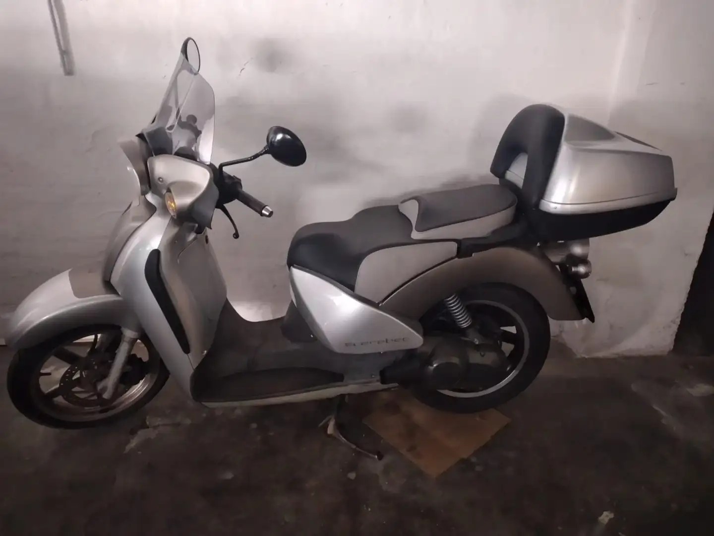 Aprilia Scarabeo GT Сірий - 1