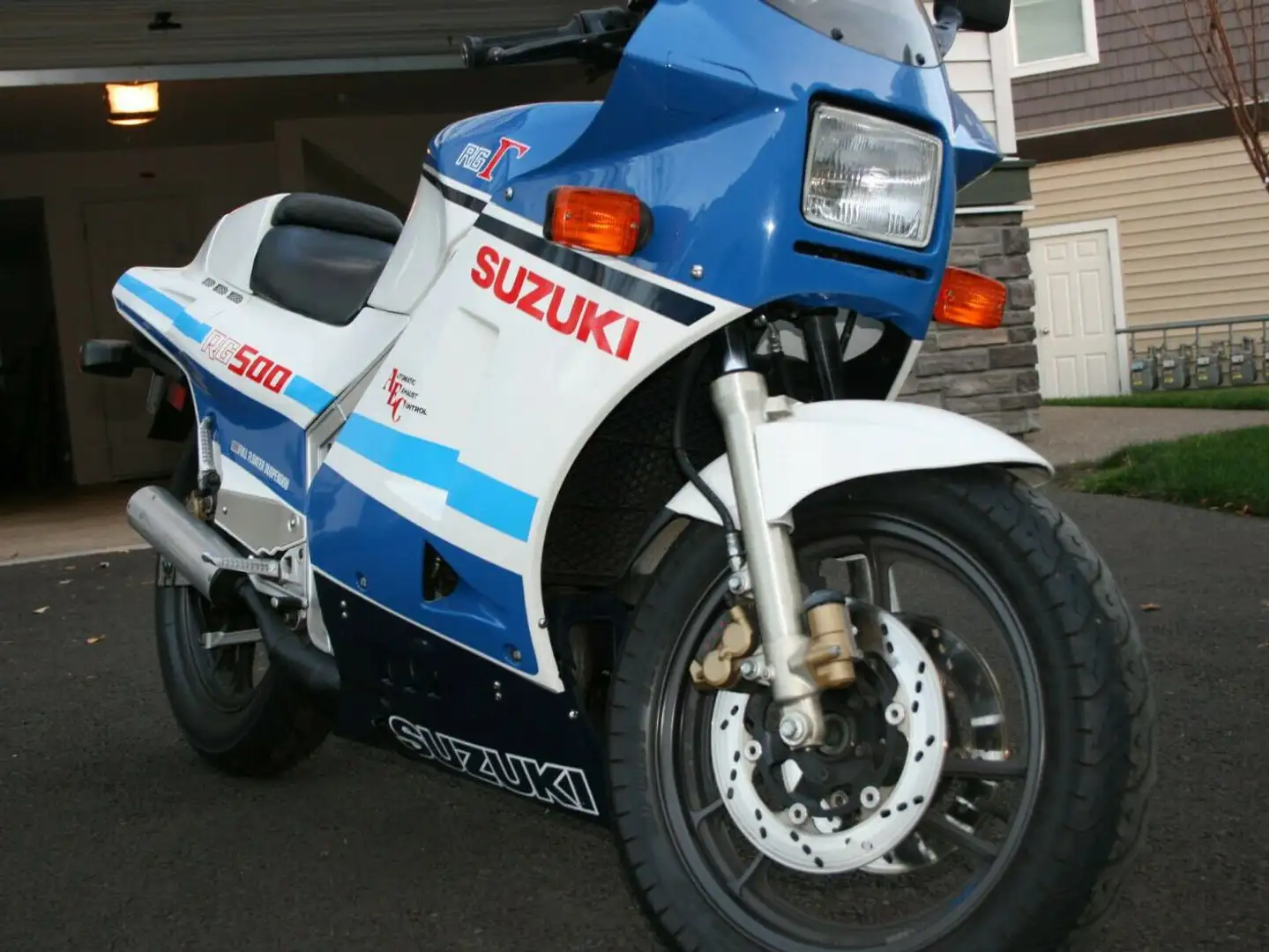 Suzuki RG 500 Gamma Bleu - 1