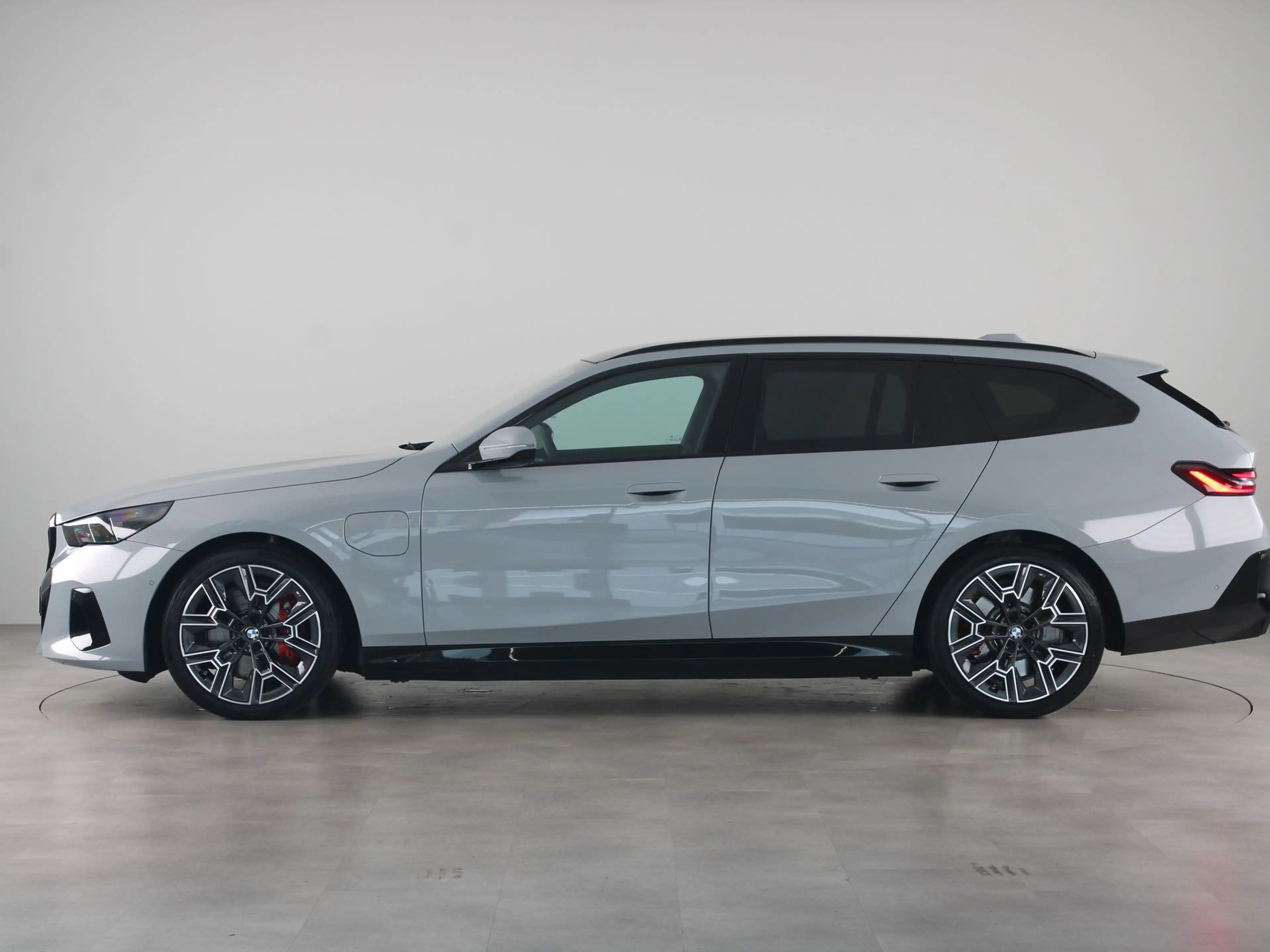 BMW 550 5 Serie Touring 550e xDrive — photo 13
