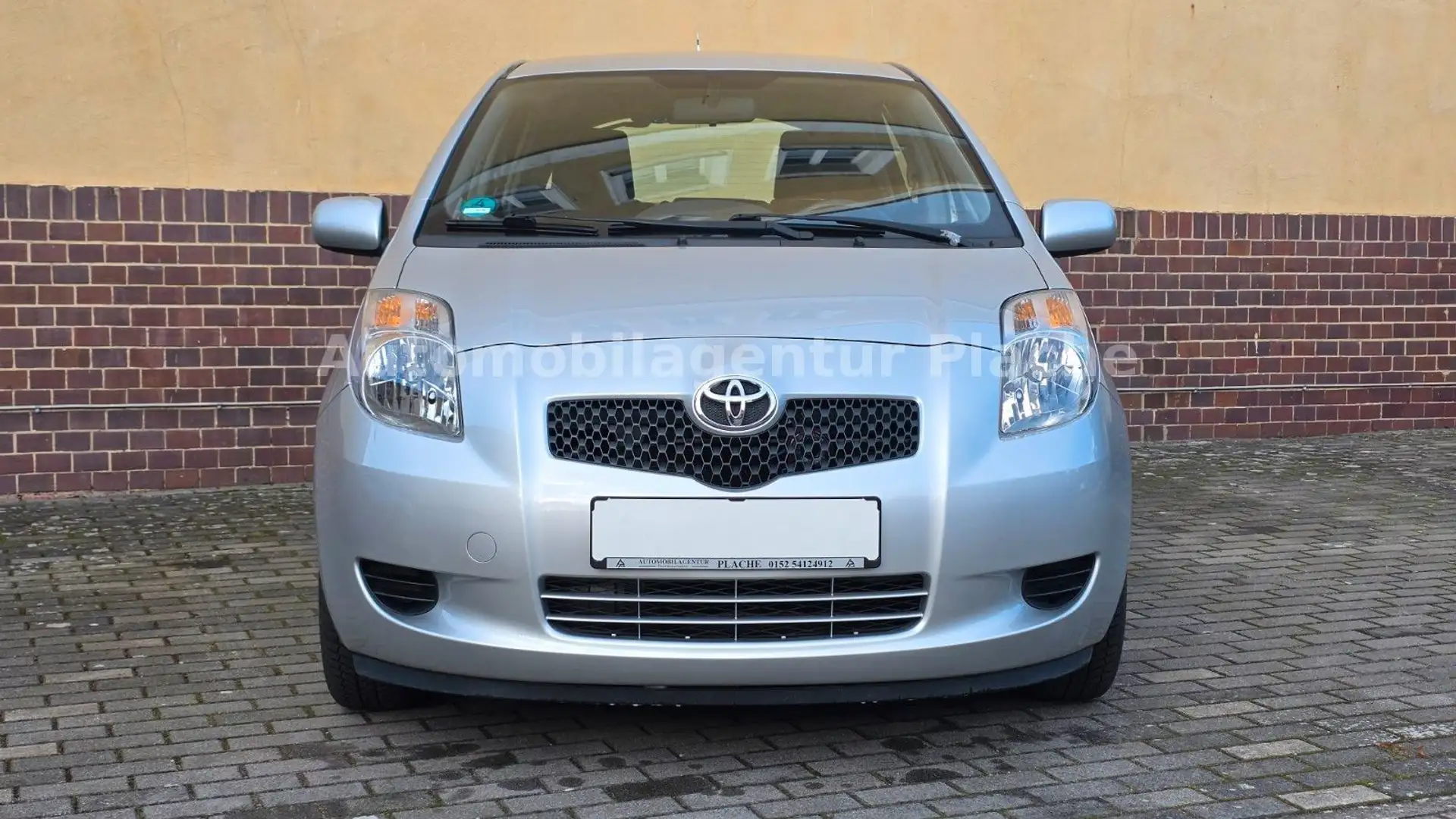 Toyota Yaris 1.0 Sol *HU NEU/Klima/LED/Kamera/AHK* Silber - 2