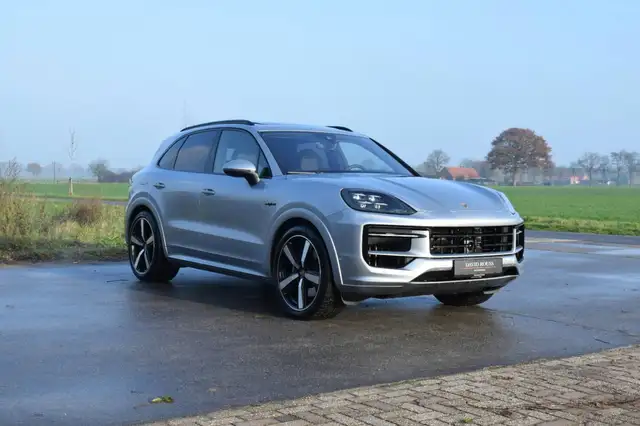 Porsche Cayenne view 29