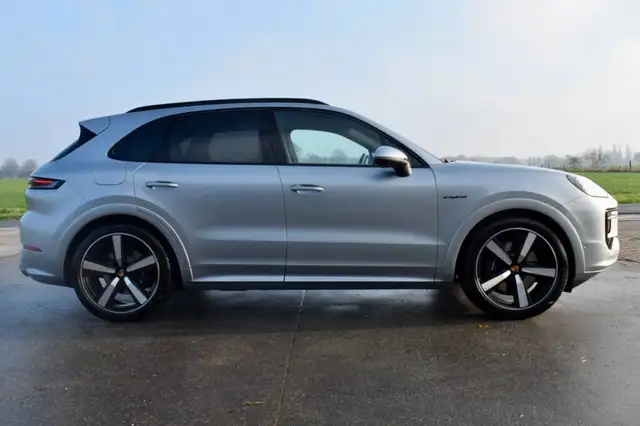 Porsche Cayenne view 30