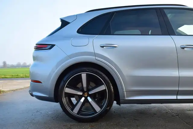 Porsche Cayenne view 27