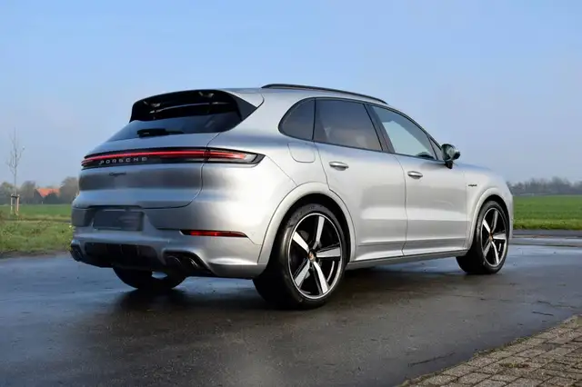 Porsche Cayenne view 4