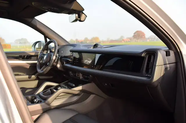 Porsche Cayenne view 24