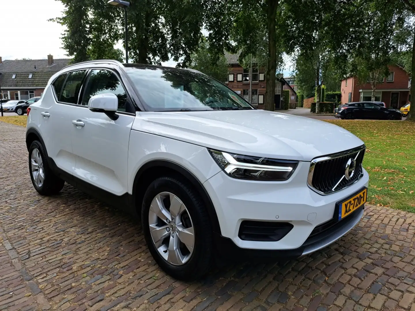 Volvo XC40 2.0 T4 Momentum Blanco - 2