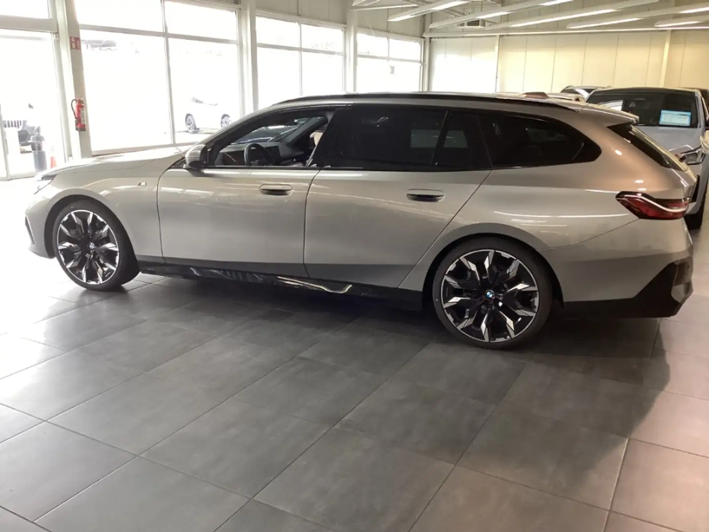 BMW 520 i A Touring M Sport DAP ACC adLED Parkass. AHK-kla Grau - 2