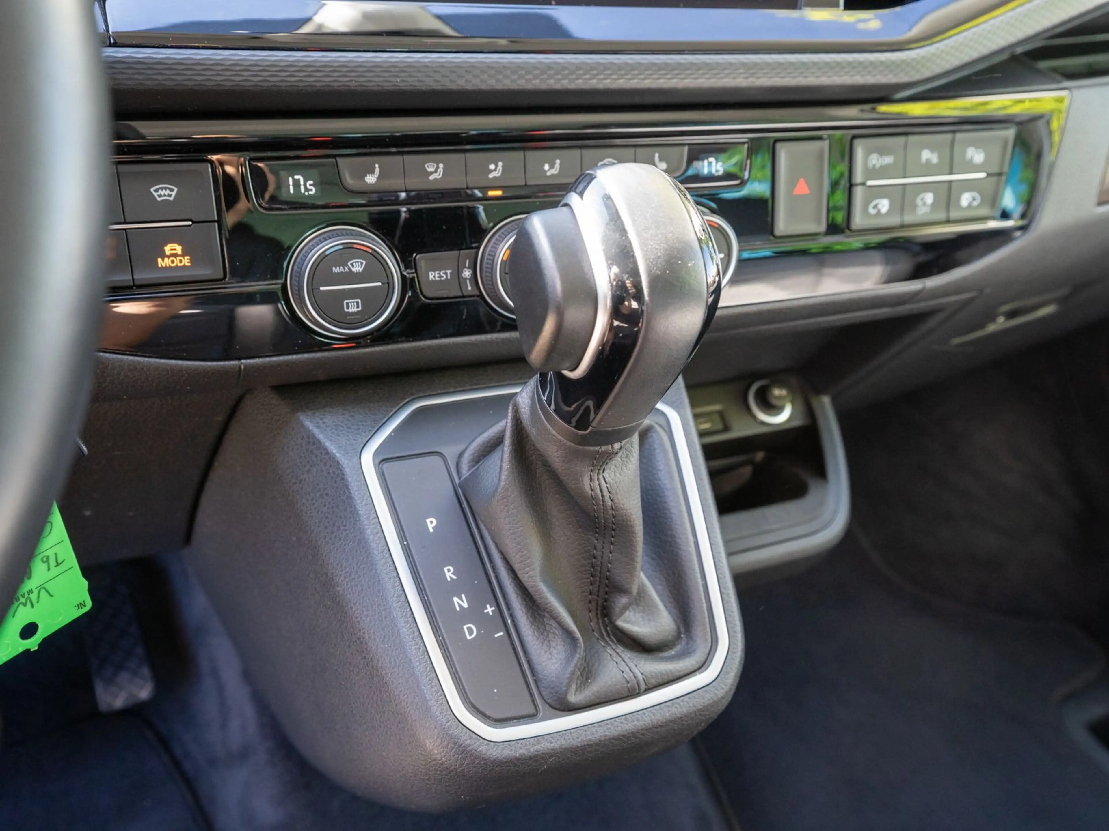 Volkswagen T6.1 Multivan Exclusive 2.0TDI 4M DSG RFK Stdhzg — photo 13