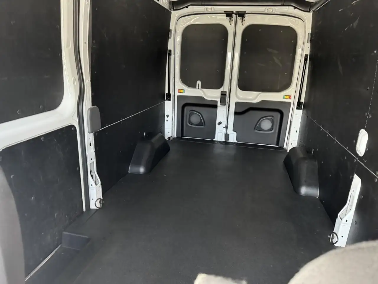 Ford Transit Cargo Van снимка Ford Transit Cargo Van
