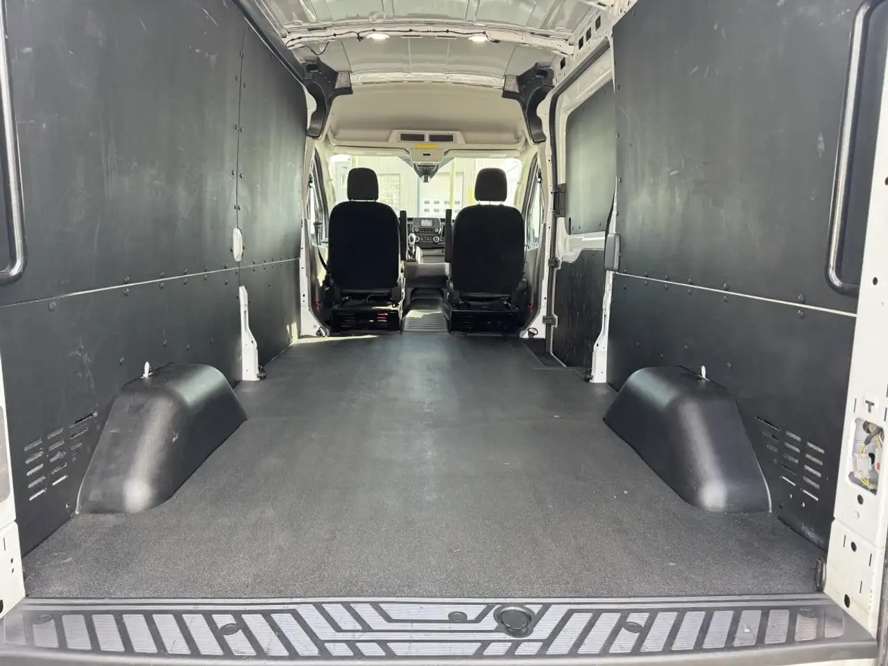 Ford Transit Cargo Van снимка Ford Transit Cargo Van