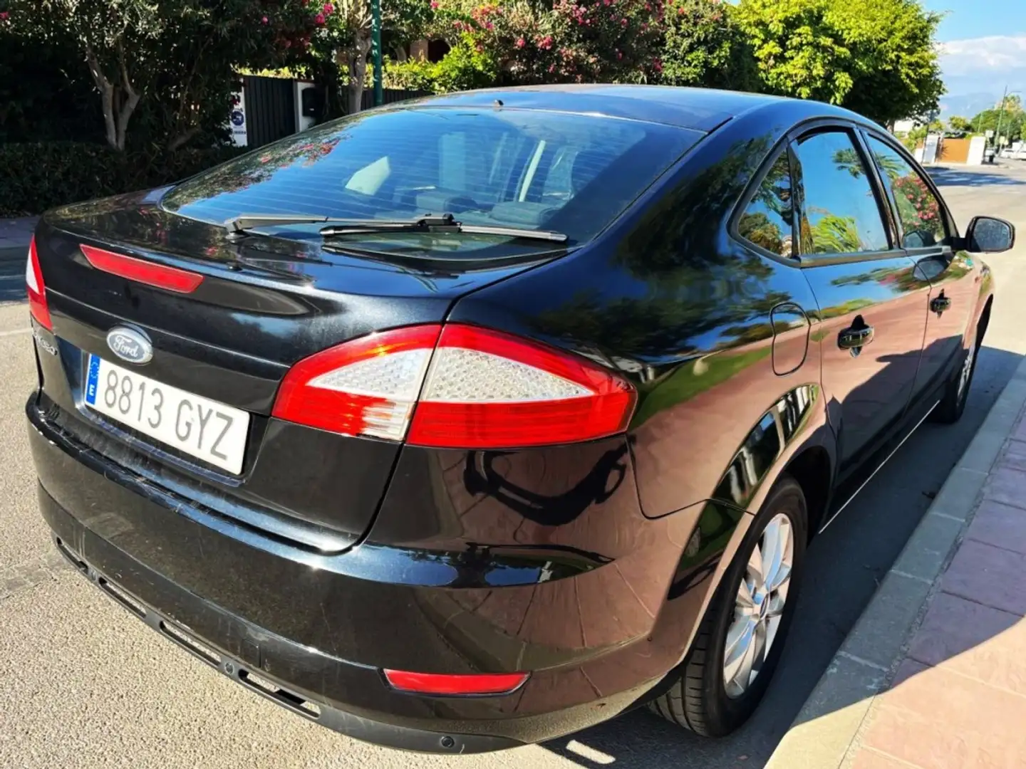 Ford Mondeo Berlina Automático de 5 Puertas Negro - 2