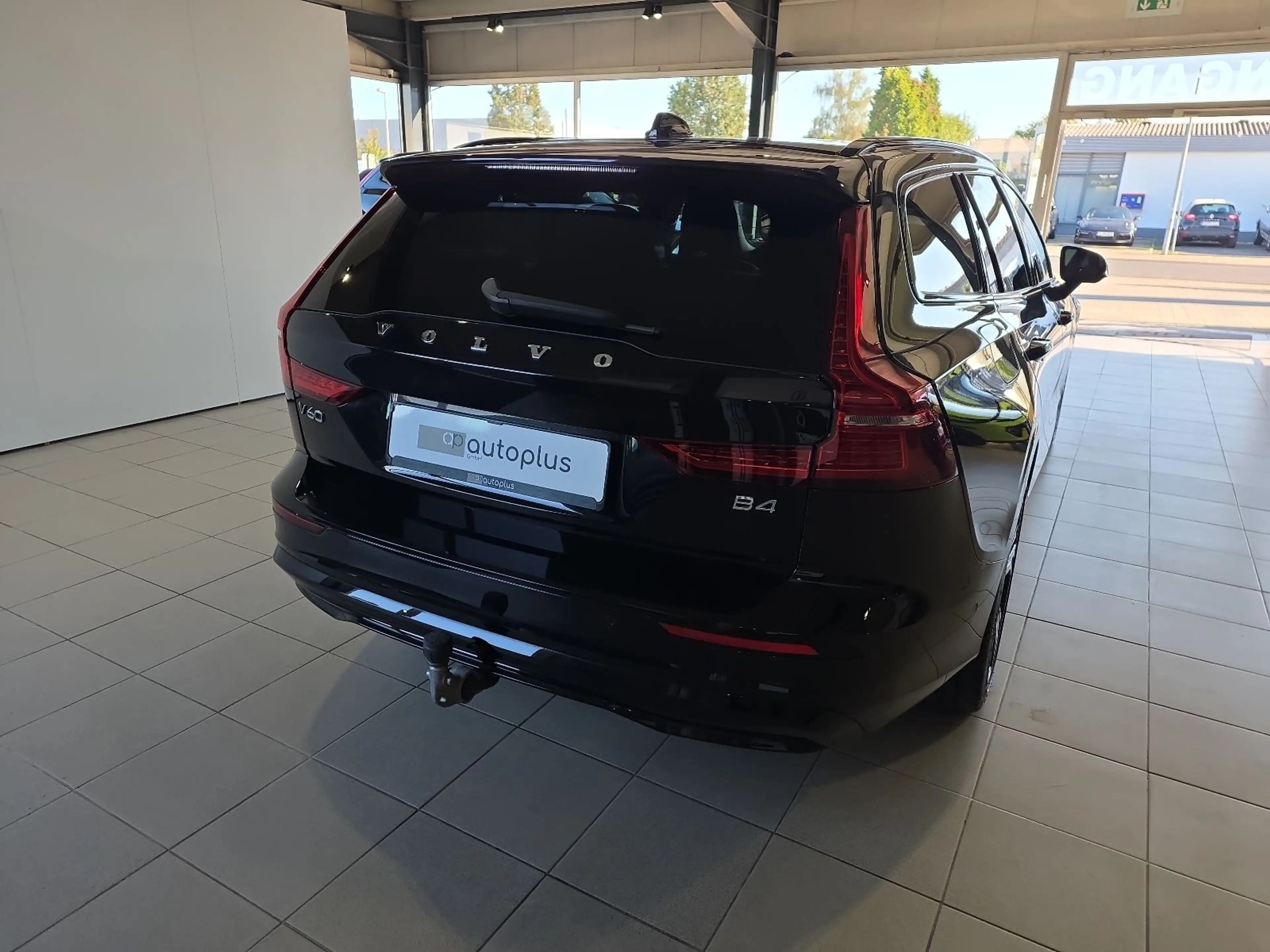 Volvo V60 B4 Plus Dark ACC BLIS Leder Kamera 19Zoll — photo 4