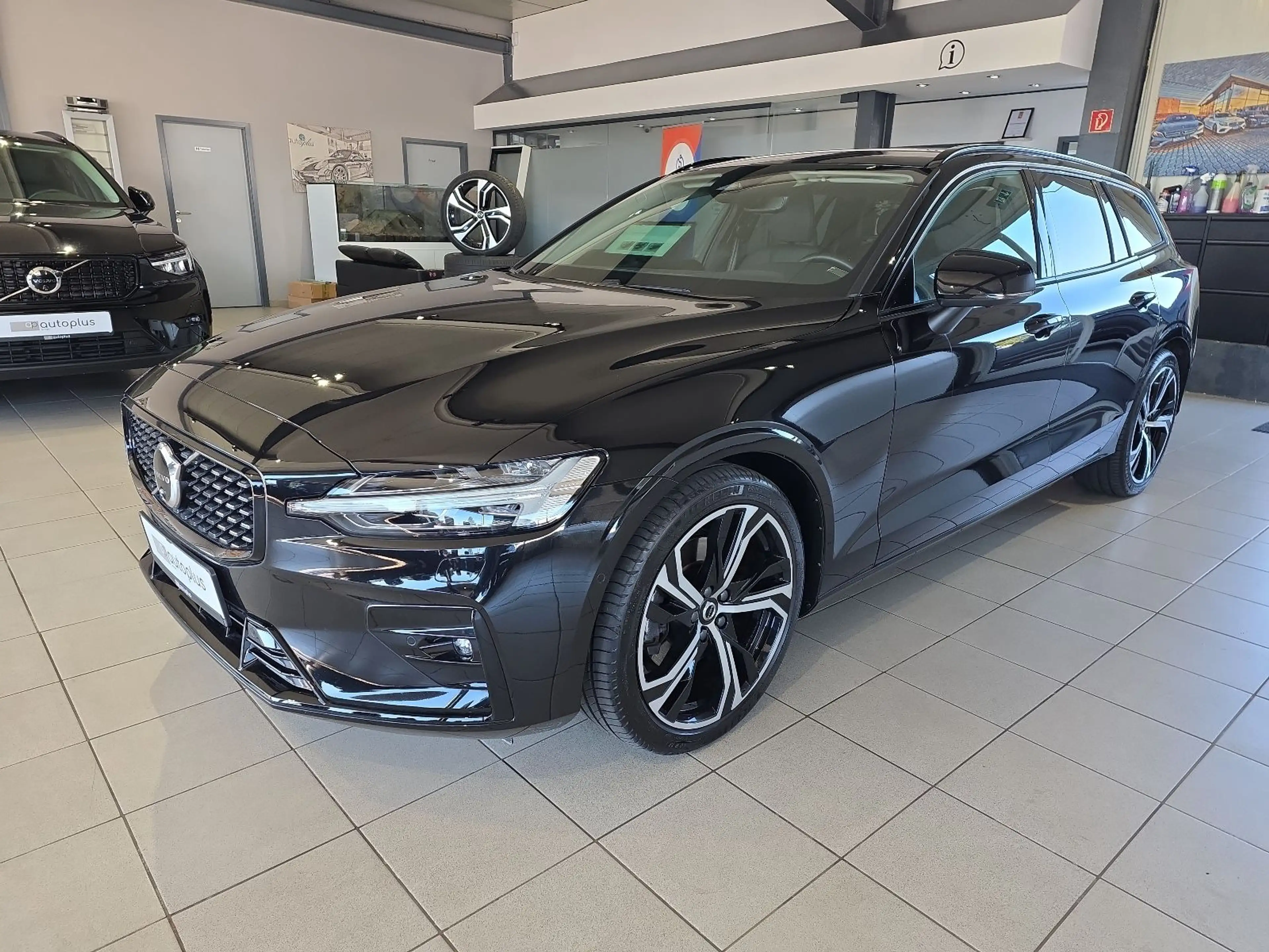 Volvo V60 B4 Plus Dark ACC BLIS Leder Kamera 19Zoll