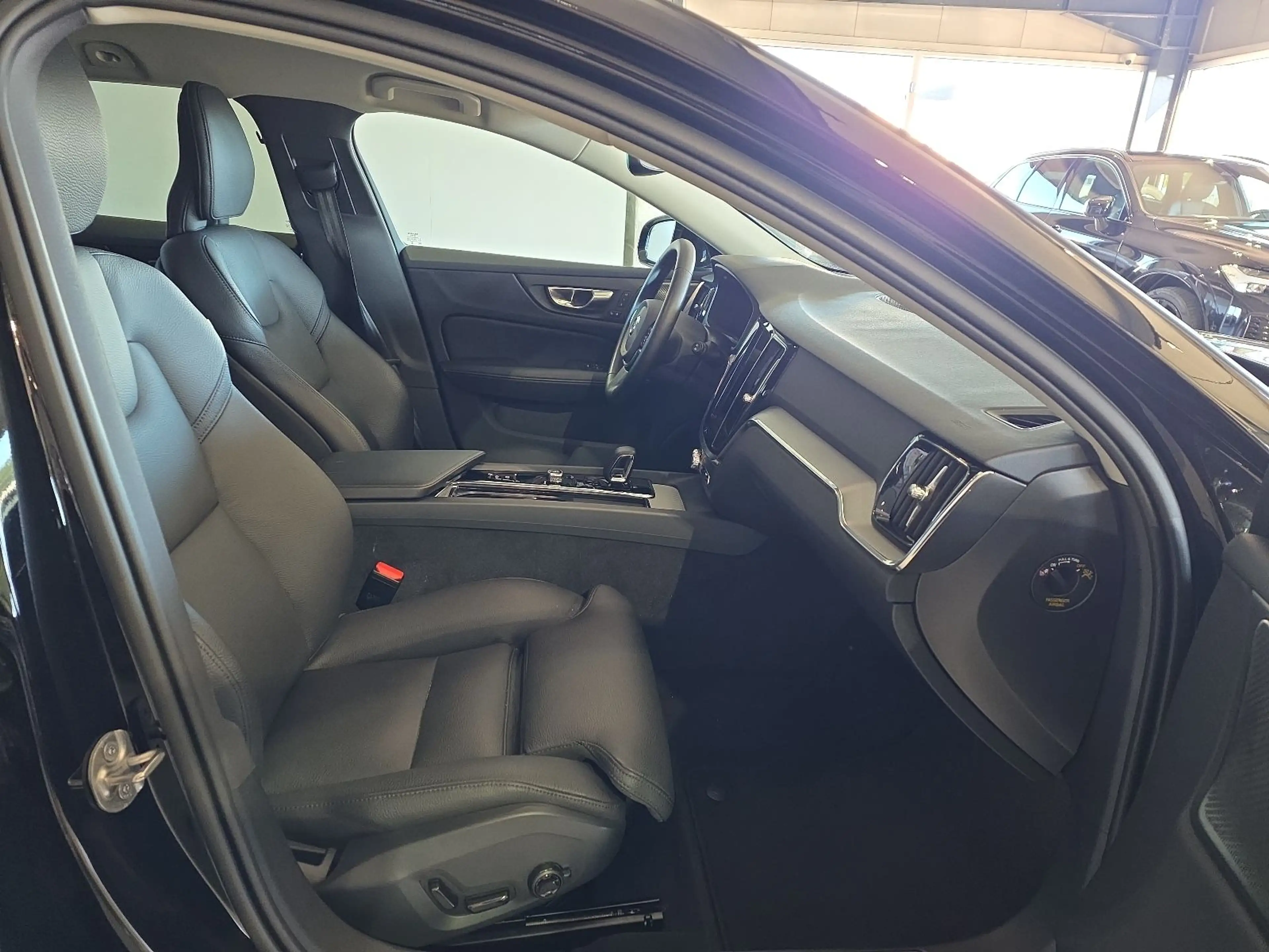 Volvo V60 B4 Plus Dark ACC BLIS Leder Kamera 19Zoll — photo 8