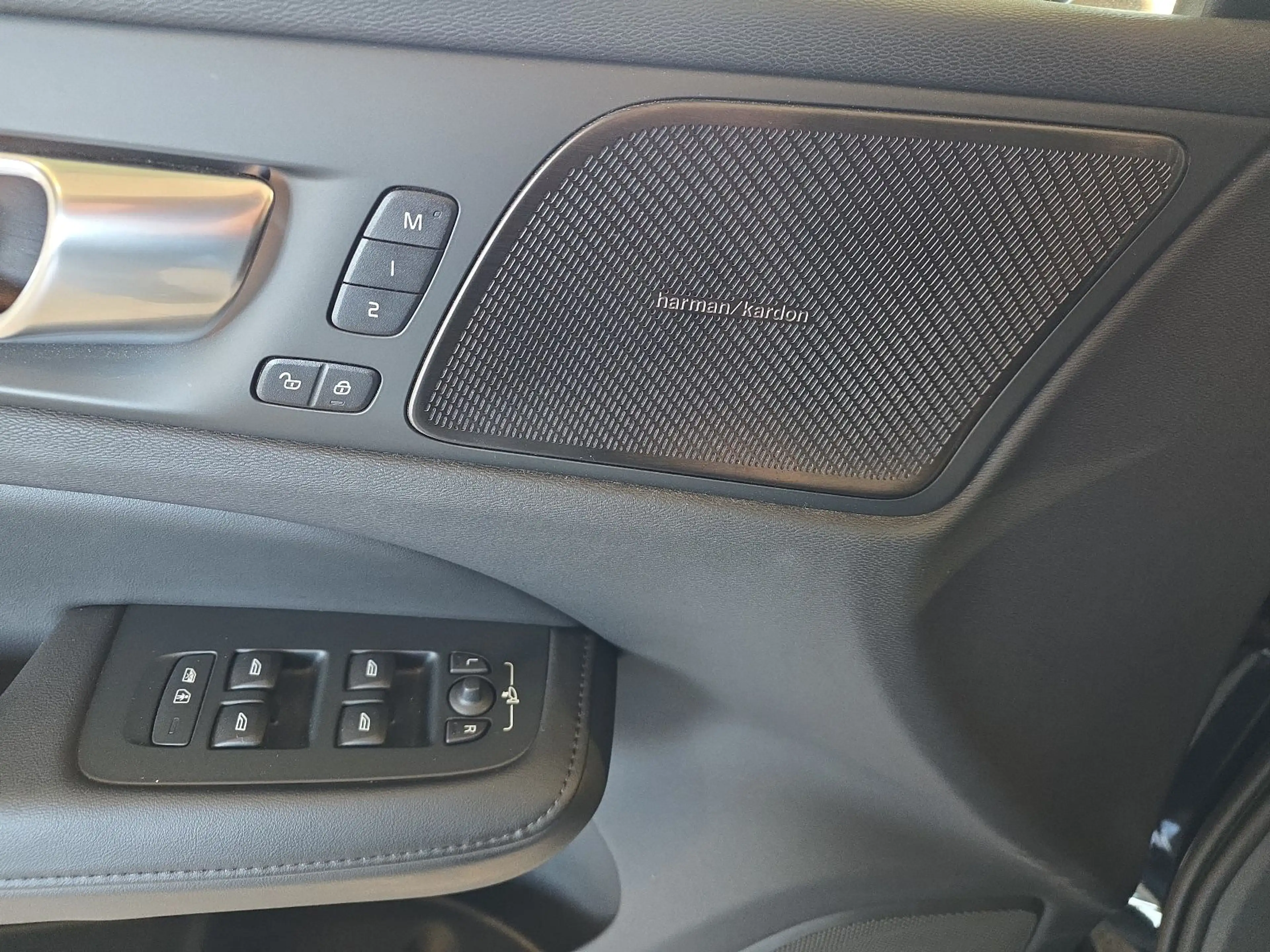 Volvo V60 B4 Plus Dark ACC BLIS Leder Kamera 19Zoll — photo 15