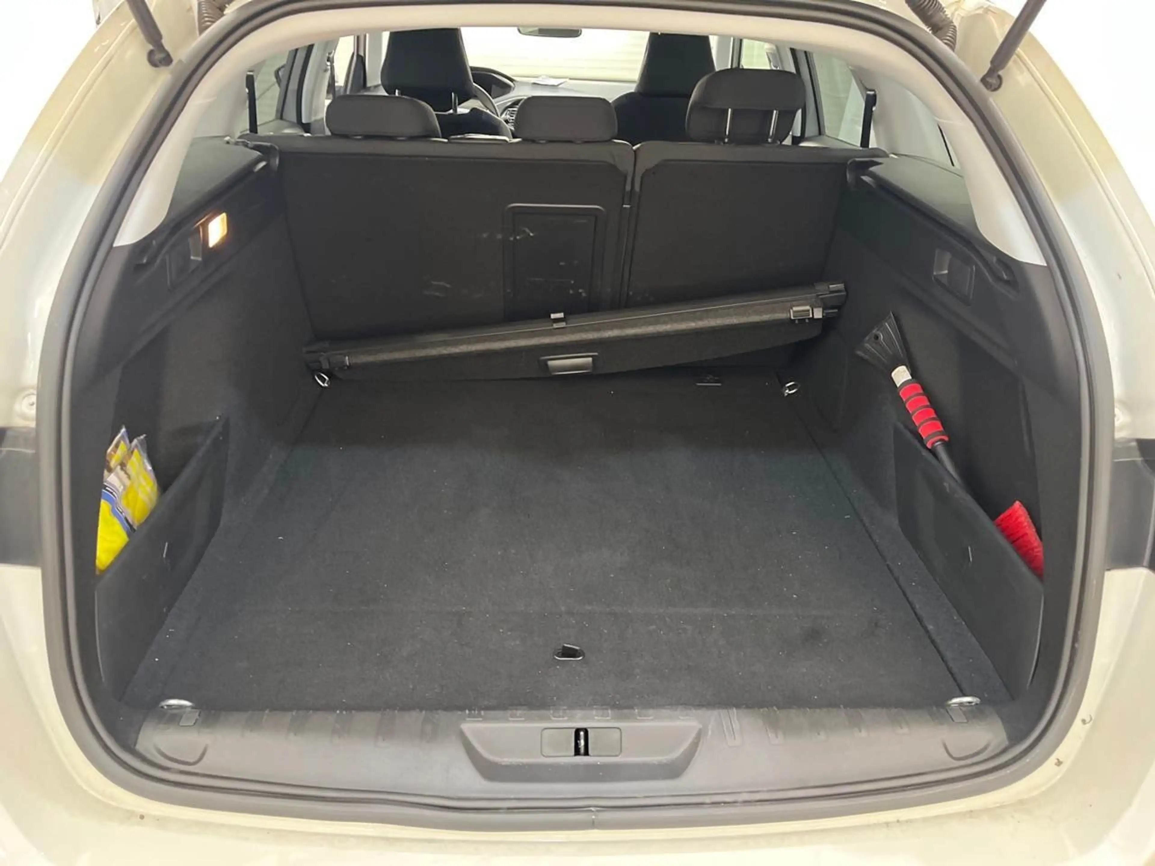 Peugeot 308 1.5 BlueHDi 130 SW Allure Lane Navi AUT PDC — photo 13