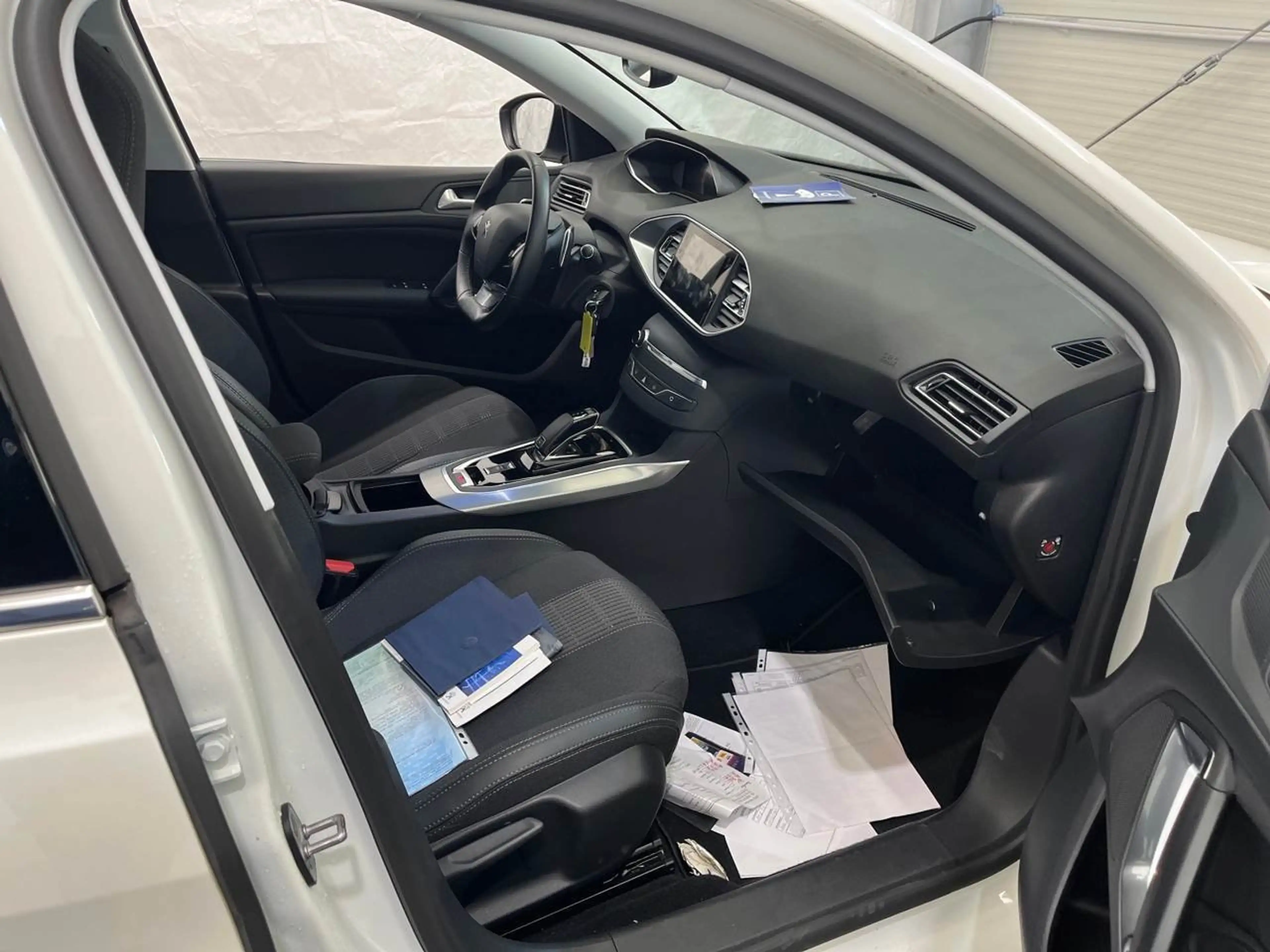 Peugeot 308 1.5 BlueHDi 130 SW Allure Lane Navi AUT PDC — photo 9
