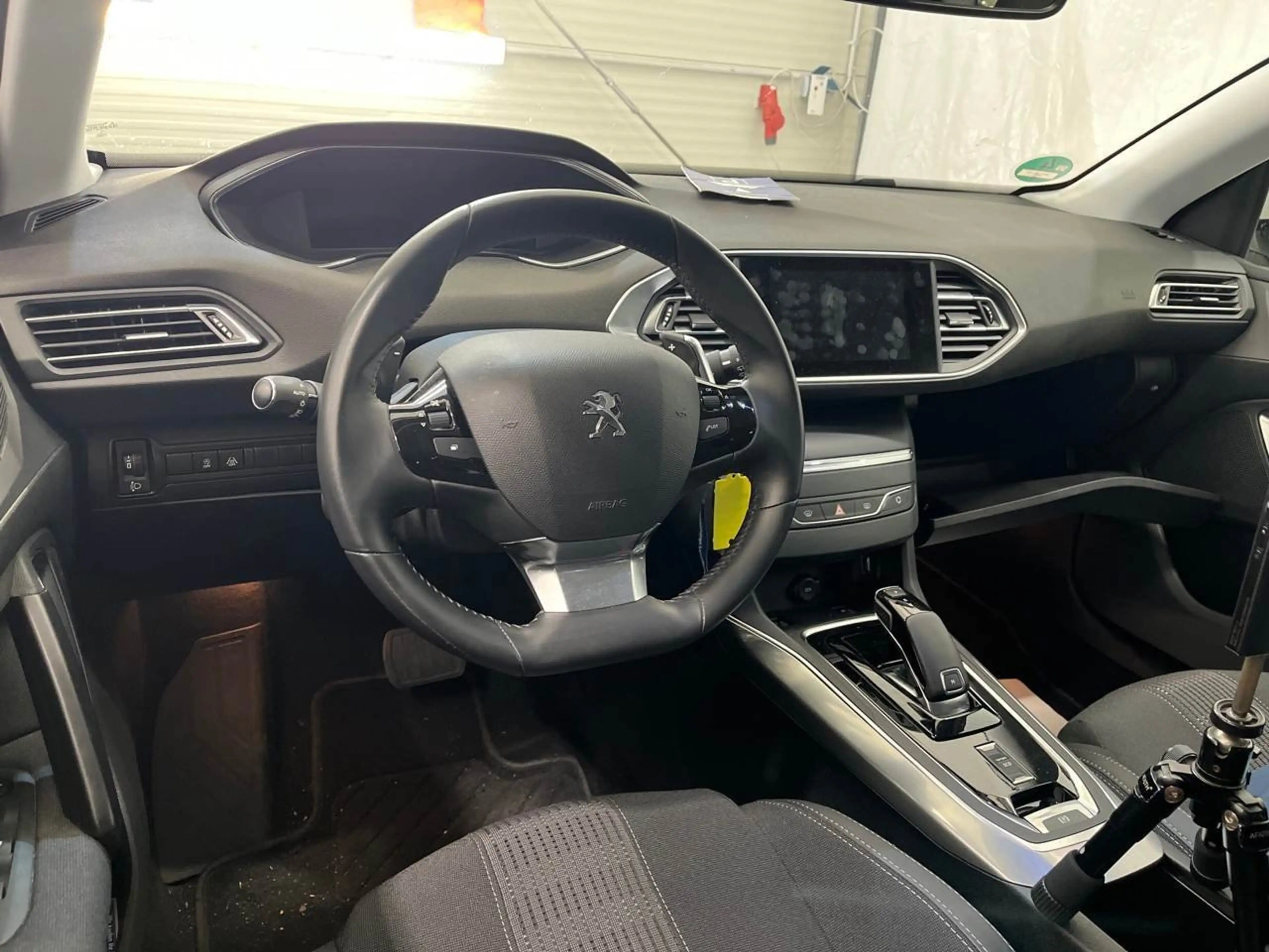 Peugeot 308 1.5 BlueHDi 130 SW Allure Lane Navi AUT PDC — photo 6
