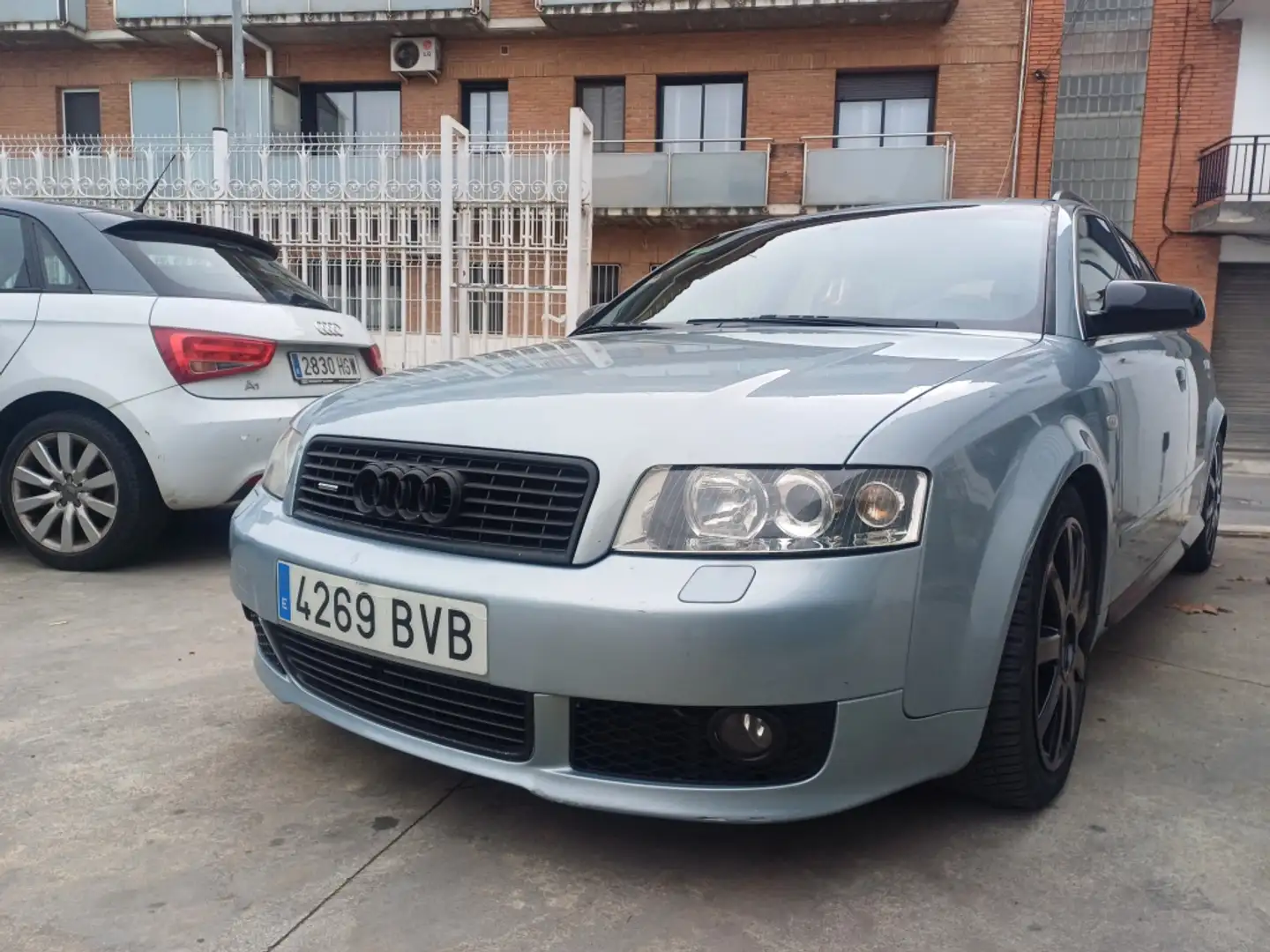 Audi A4 1.8T Gris - 1