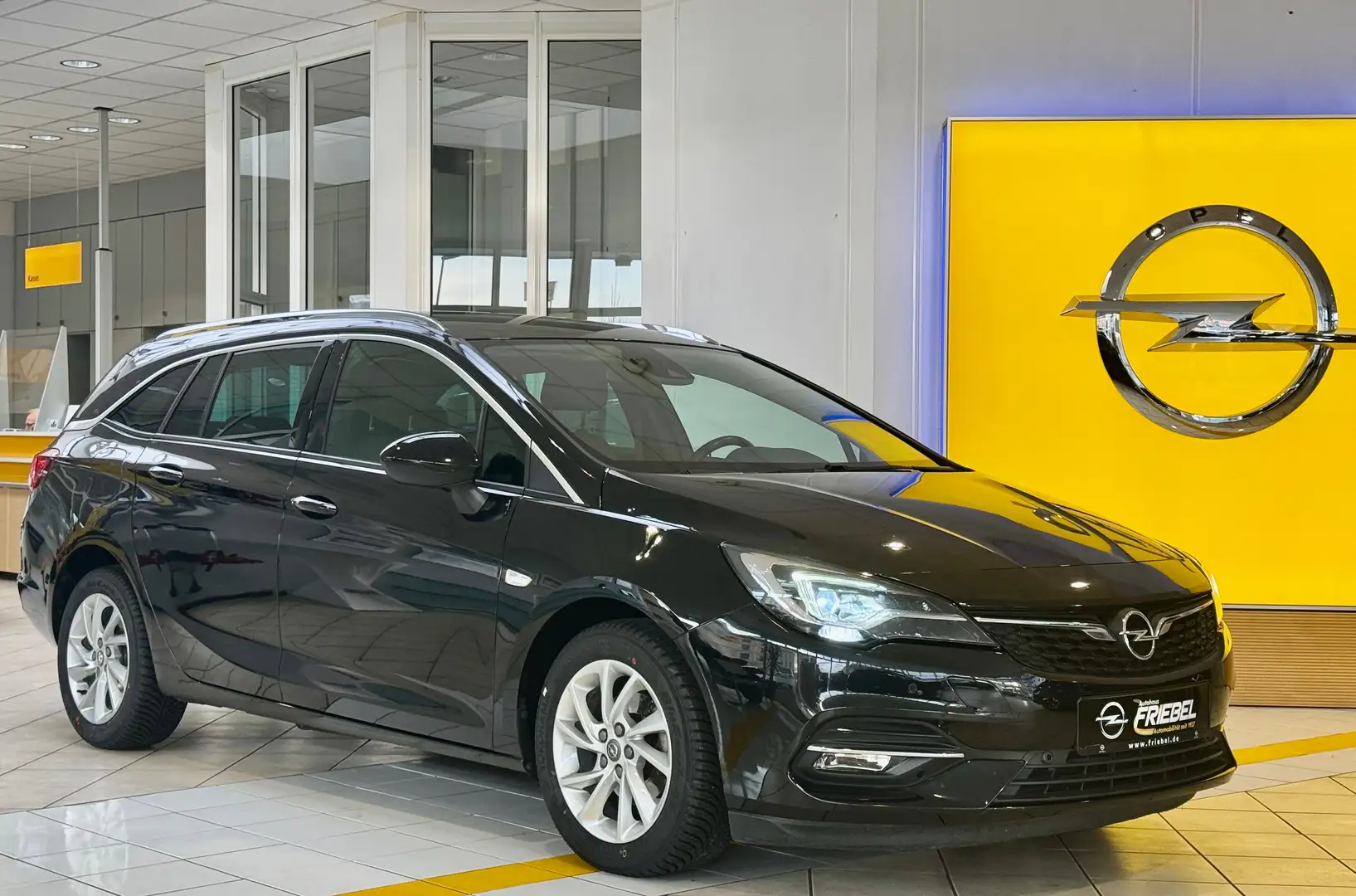Opel Astra Business Eleg/AT/Navi/LED/Kam/2xPP/Sitzh/2xAGR Schwarz - 1