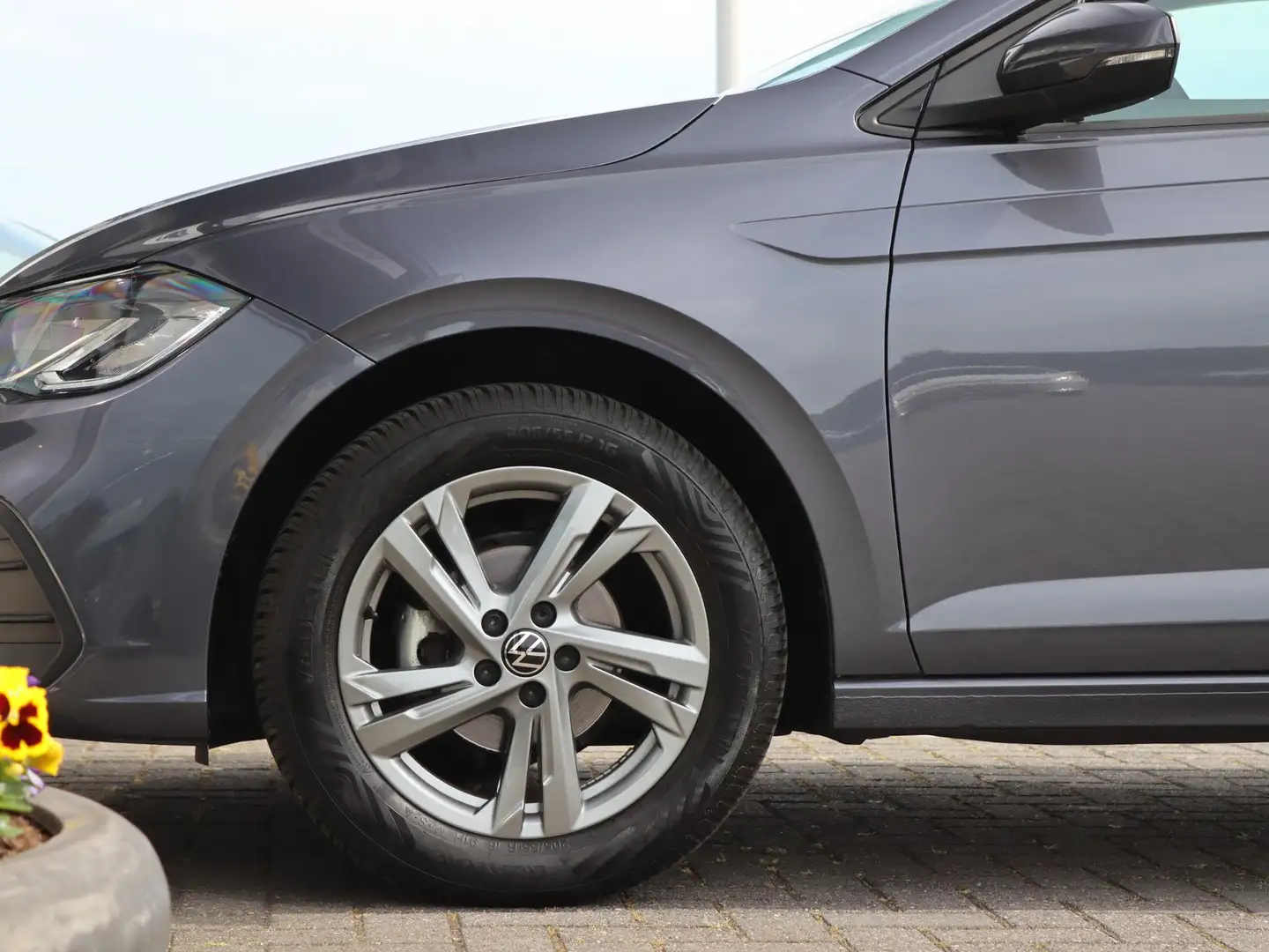 Volkswagen Polo 1.0 TSI 95 pk Life | Navigatie via App Connect | L Grijs - 2