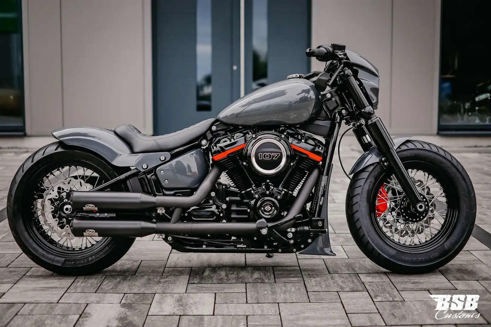 Harley-Davidson Dyna Street Bob FXBB M8 mit Jekill Anlage BSB Customs Umbau Szürke - 1