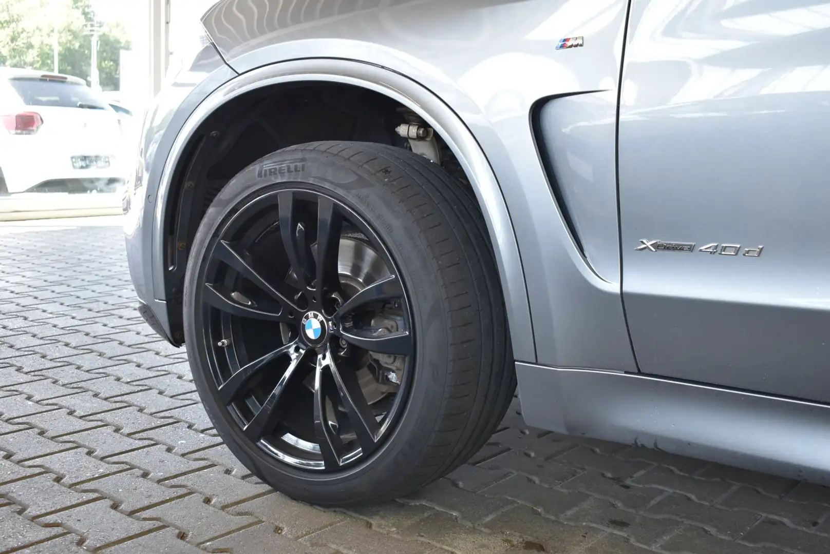 BMW X5 xDrive40d M-Sport LED Standhzg HUD AHK H&K Grau - 2