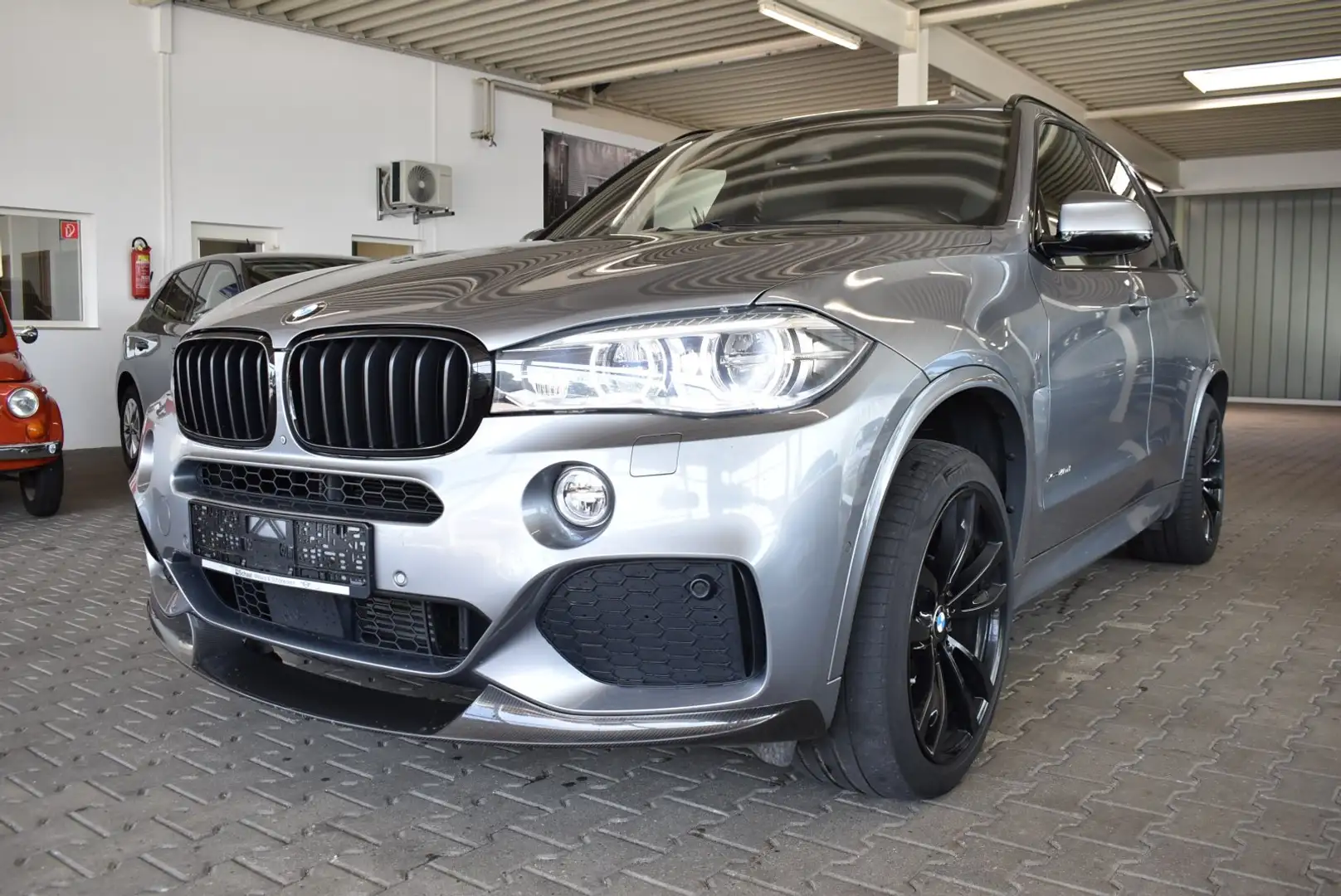 BMW X5 xDrive40d M-Sport LED Standhzg HUD AHK H&K Grau - 1