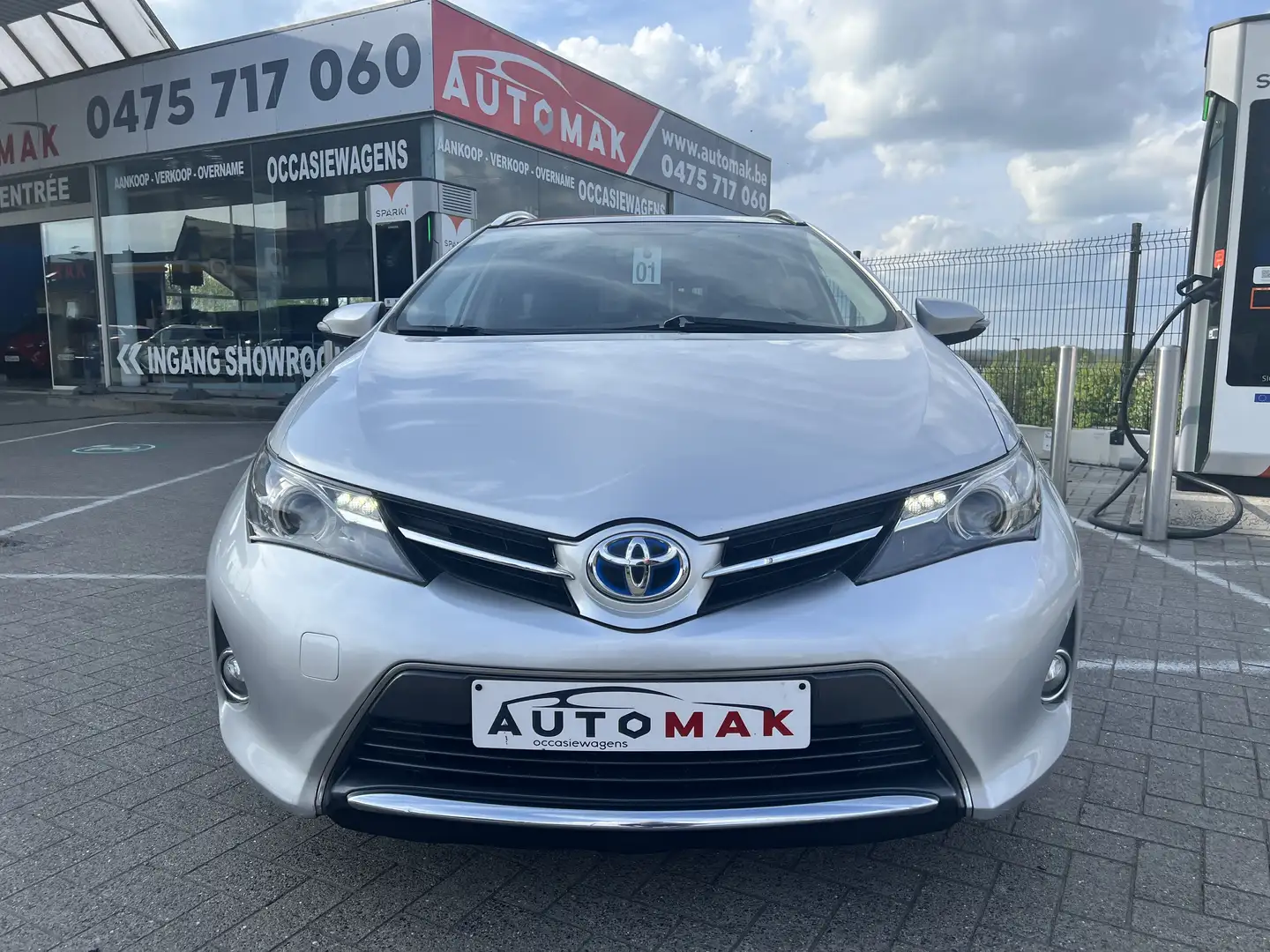 Toyota Auris SW HEV 1.8i HSD Lounge CVT Grau - 2