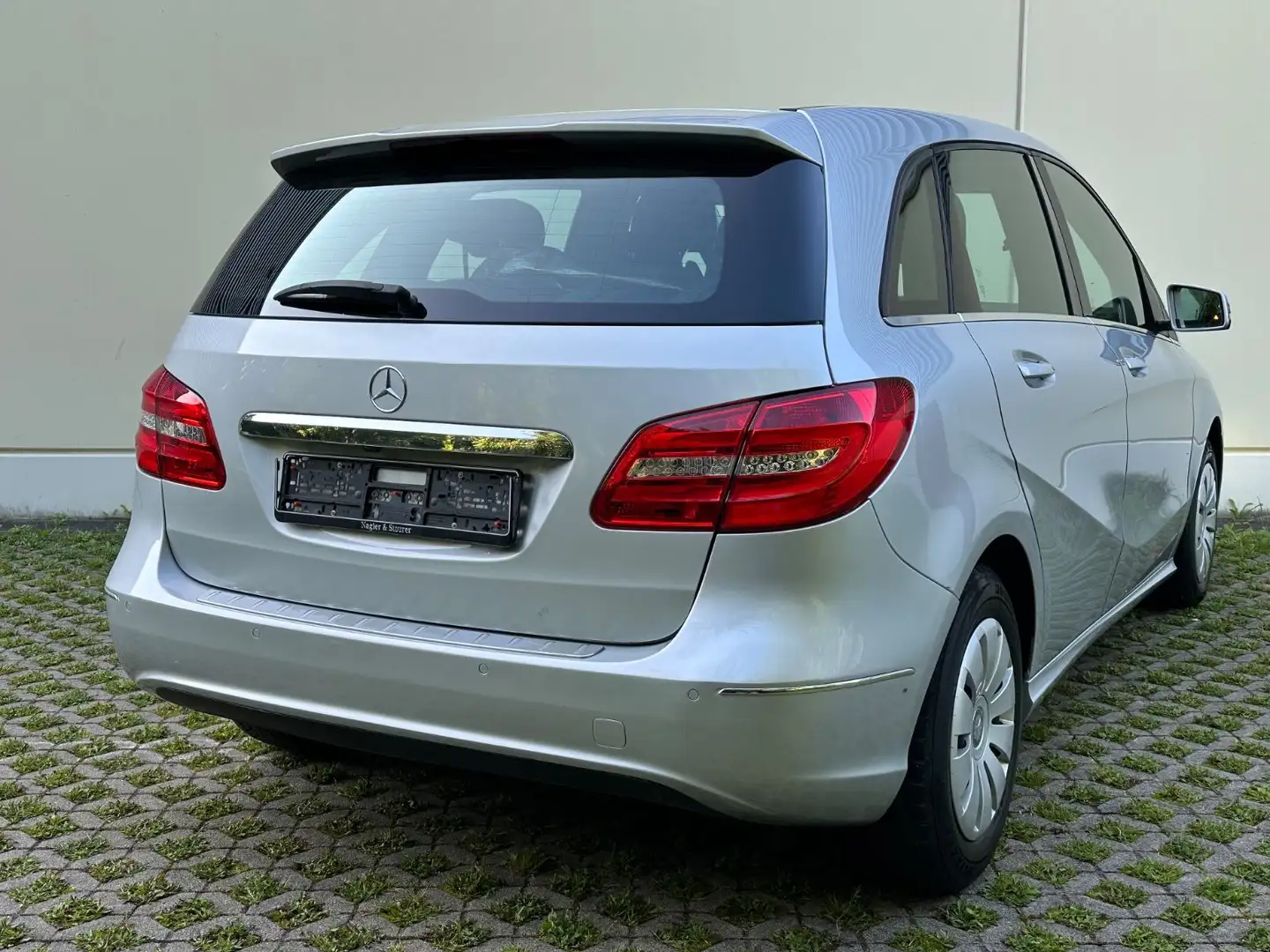 Mercedes-Benz B 180 | 1Hand | Kamera | Navi | TW-Sensor | Silber - 2