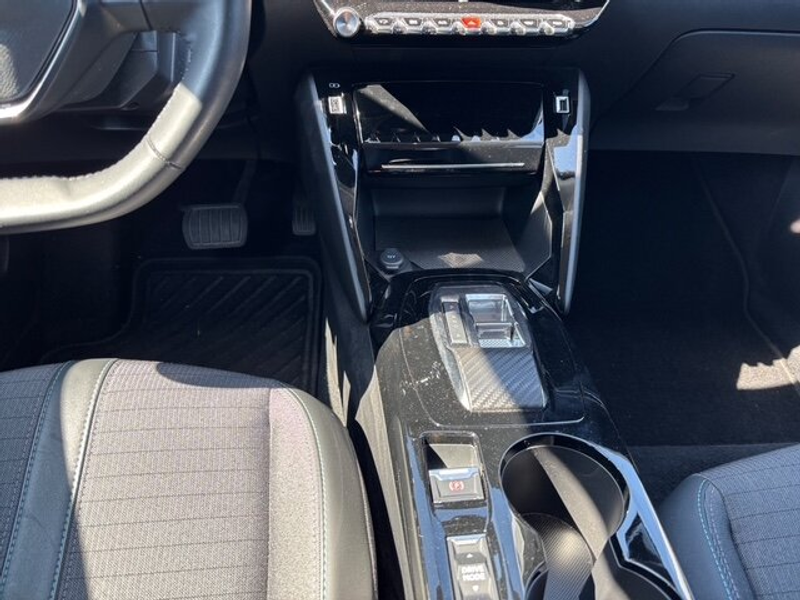 Peugeot e-2008 e-2008 Allure Pack +180°Kamera+Klimaautomatik+ — photo 12