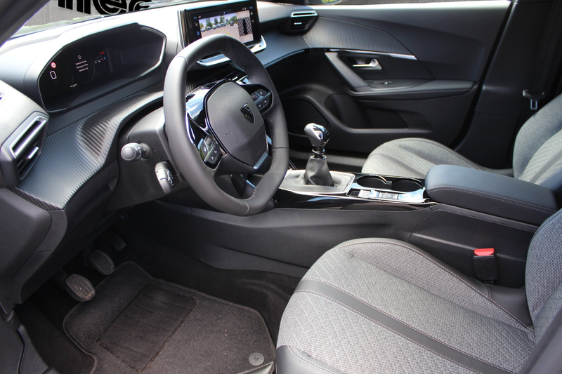 Peugeot 2008 PureTech 100 Allure — photo 8