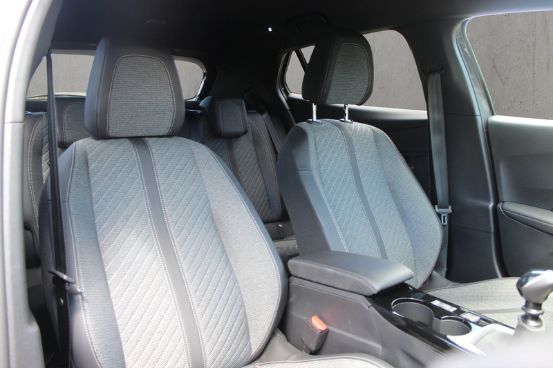 Peugeot 2008 PureTech 100 Allure — photo 11