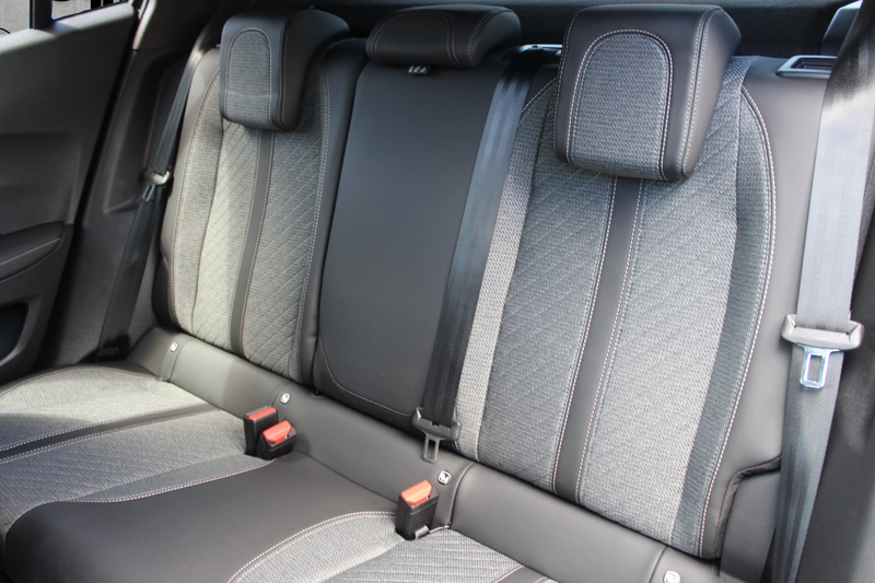 Peugeot 2008 PureTech 100 Allure — photo 9