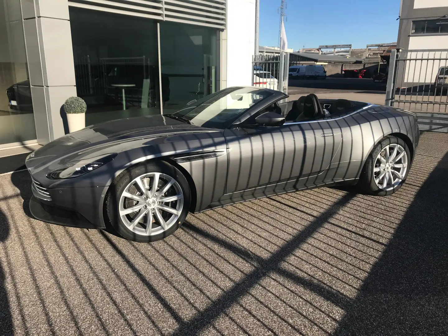 Aston Martin DB11 Volante 4.0 V8 auto Gris - 1