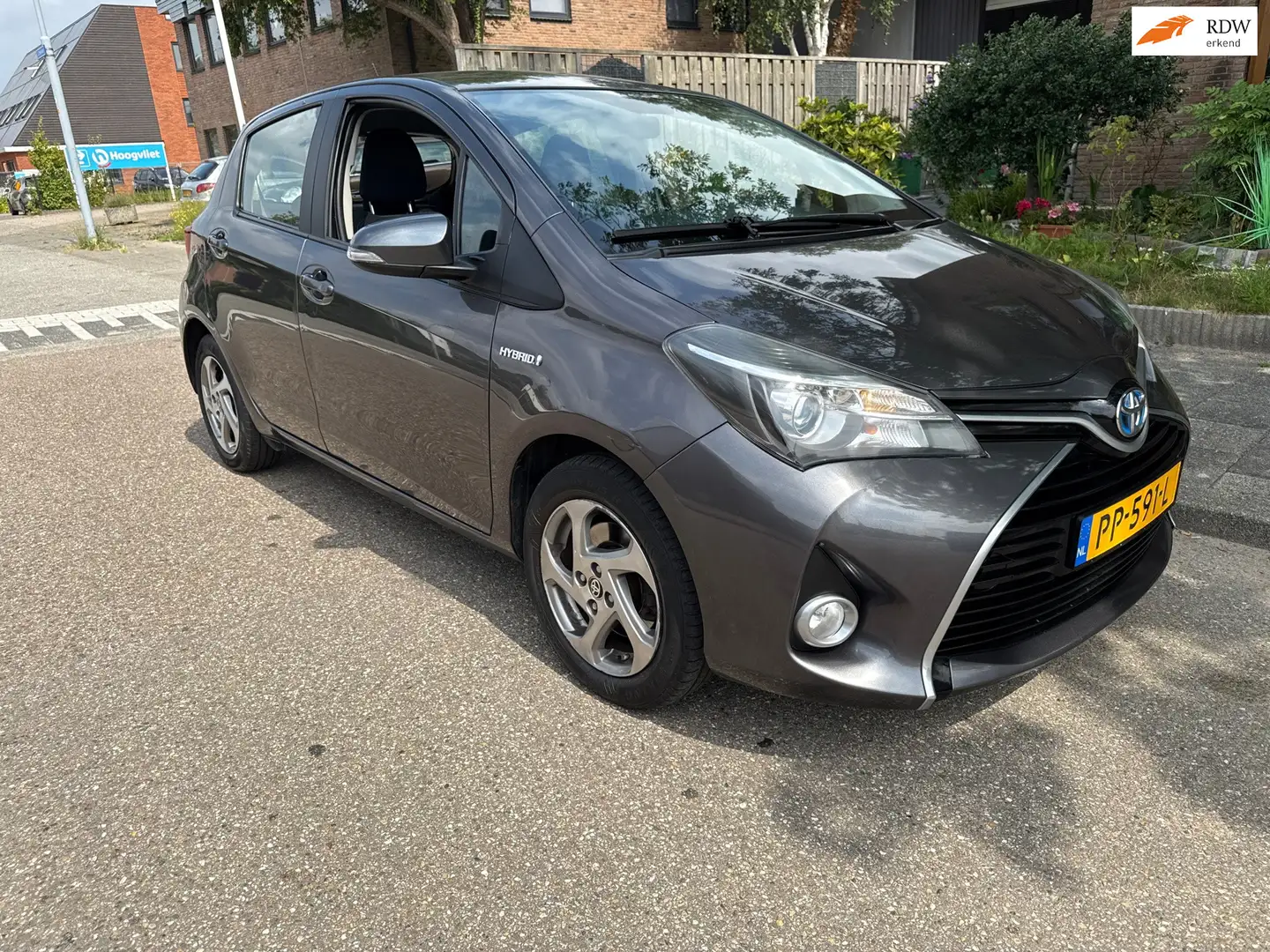 Toyota Yaris 1.5 Hybrid Trend Bi-Tone Grijs - 1