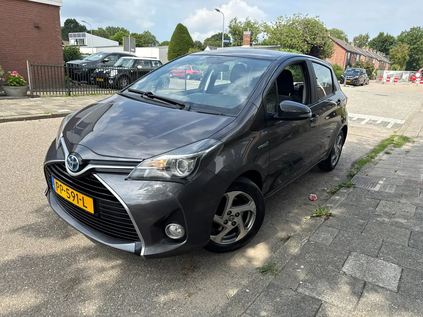 Toyota Yaris 1.5 Hybrid Trend Bi-Tone Grijs - 2
