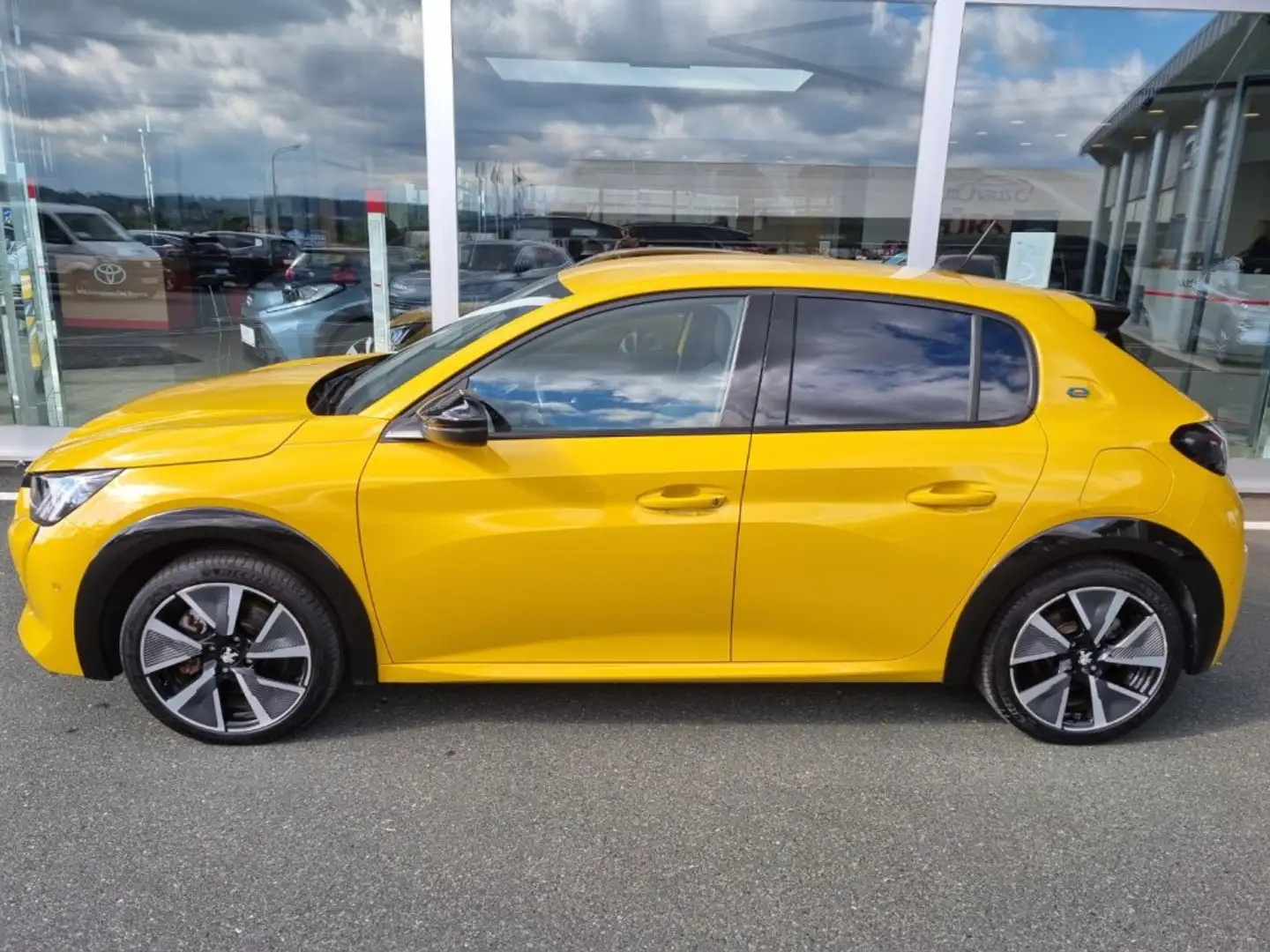 Peugeot e-208 50kWh GT *8-Fach* Giallo - 2