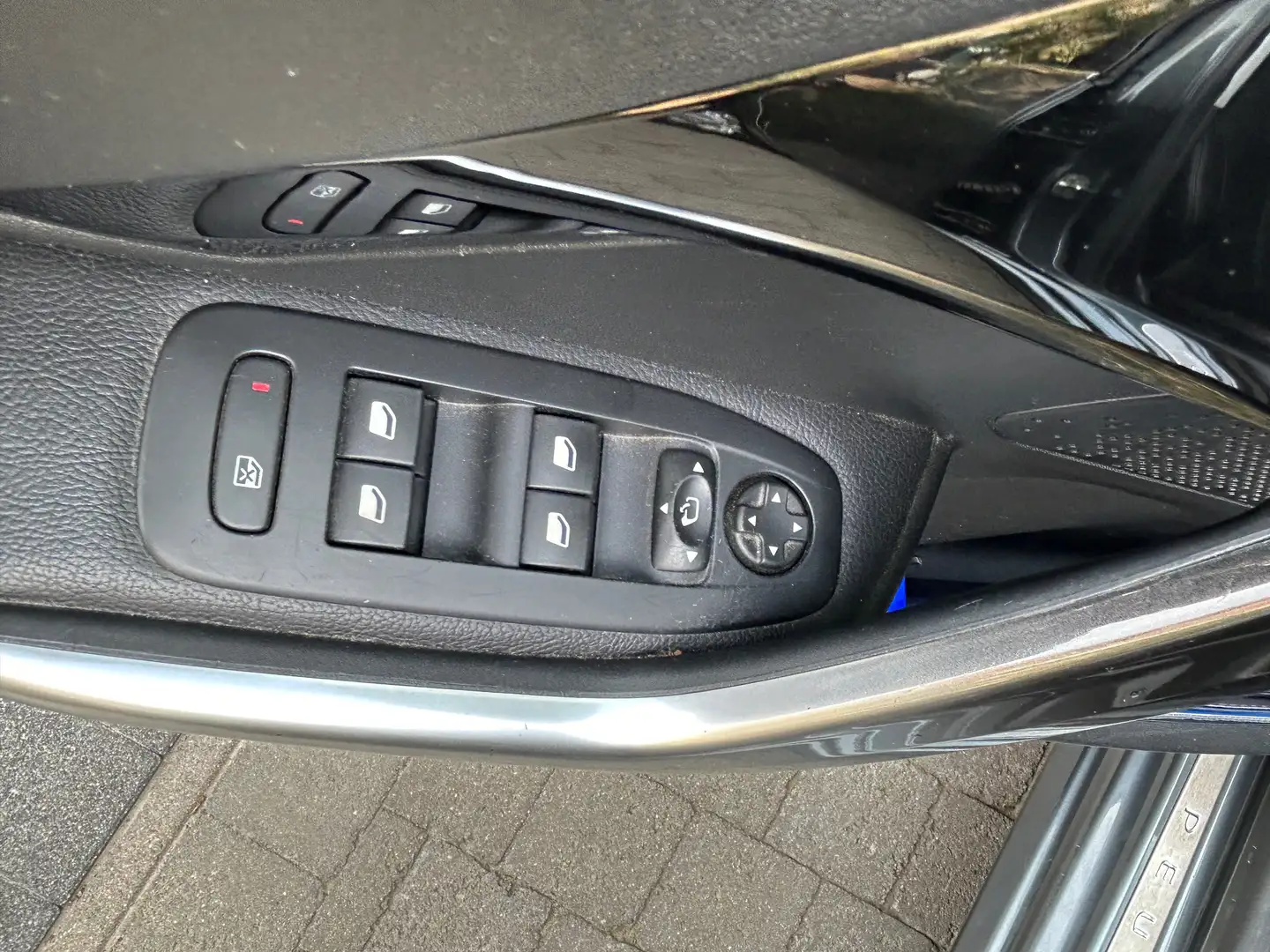 Peugeot 208 208 120 VTI Automatik Allure Gris - 1