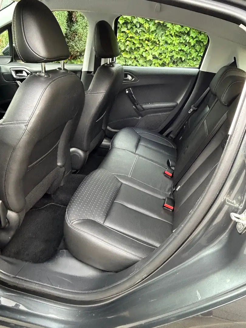 Peugeot 208 208 120 VTI Automatik Allure Gris - 2
