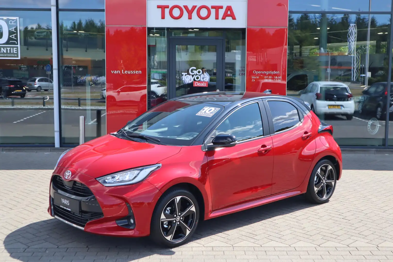 Toyota Yaris 1.5 HYBRID 130 EXECUTIVE NIEUW&DIRECT LEVERBAAR! B Rood - 1