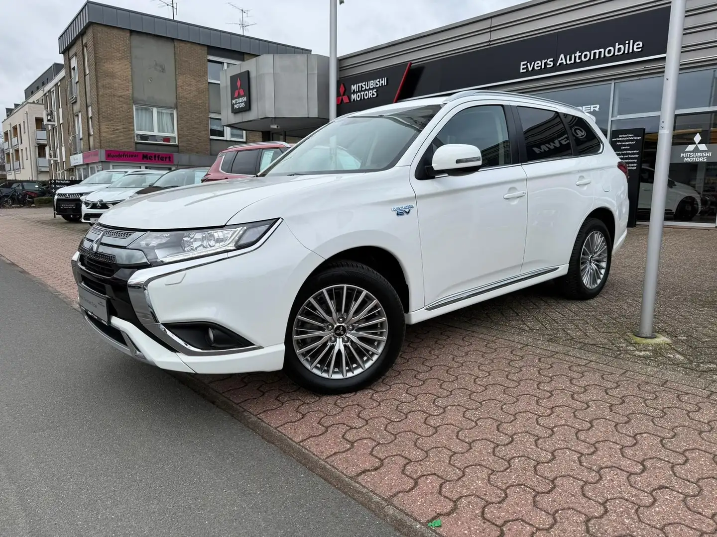 Mitsubishi Outlander PHEV Basis *DAB *Kamera *BT *Klima Weiß - 2