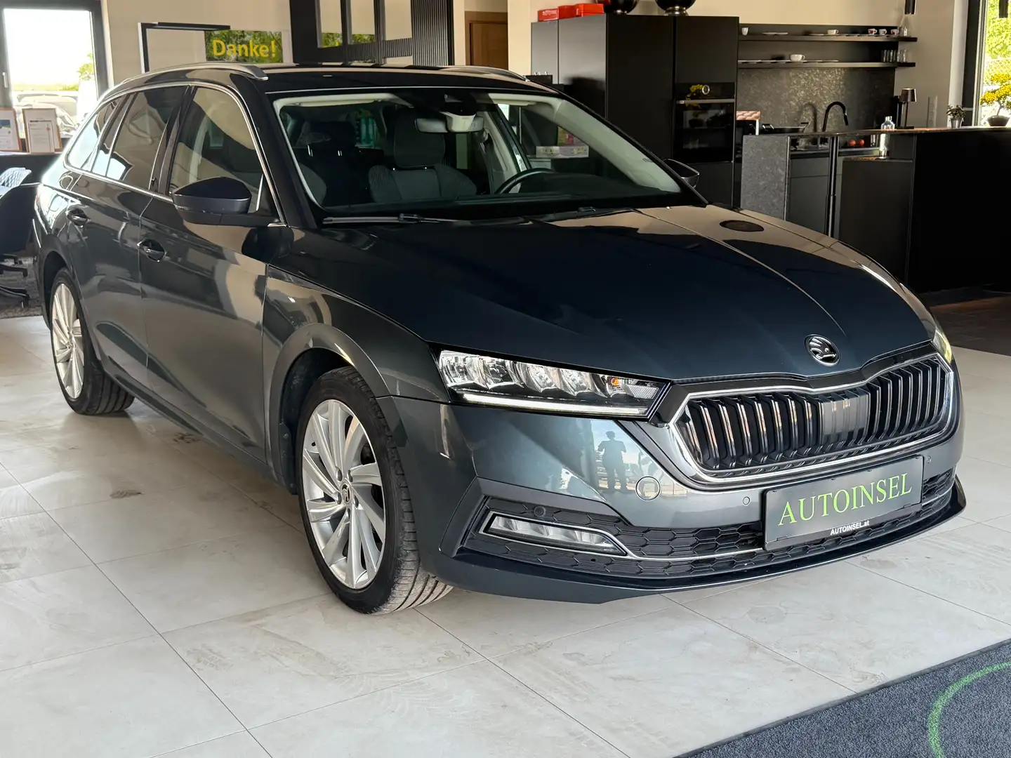 Skoda Octavia Combi 2,0 TDI Style Grijs - 2