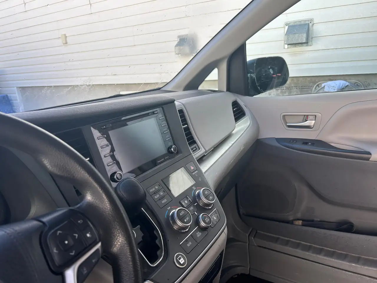 Toyota Sienna снимка Toyota Sienna